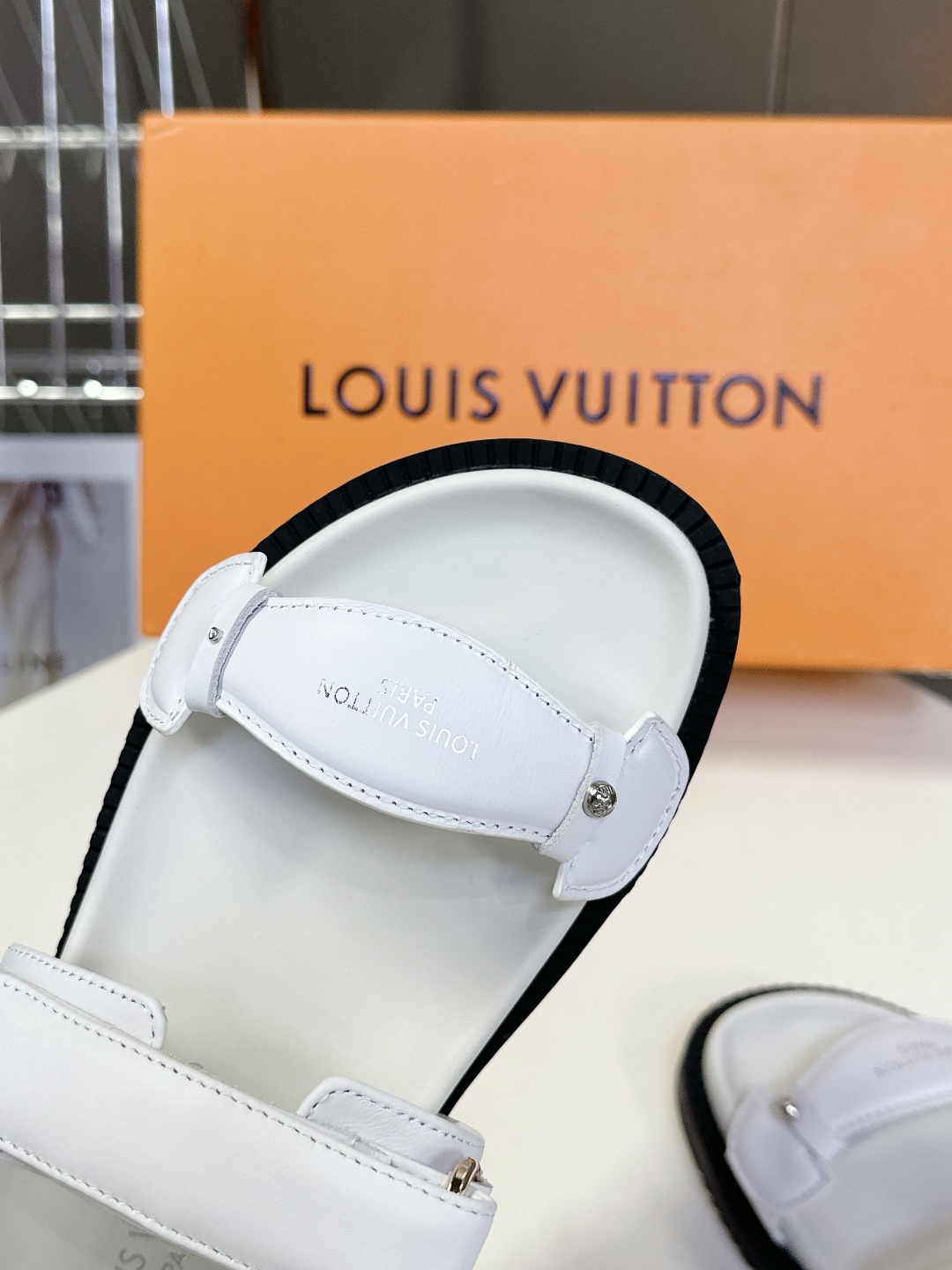  LV 路易威登春夏最新凉鞋硬货上新🆕

❥BS代购级别！高级感十足！国内外博主刷爆的一款，复古又时髦 