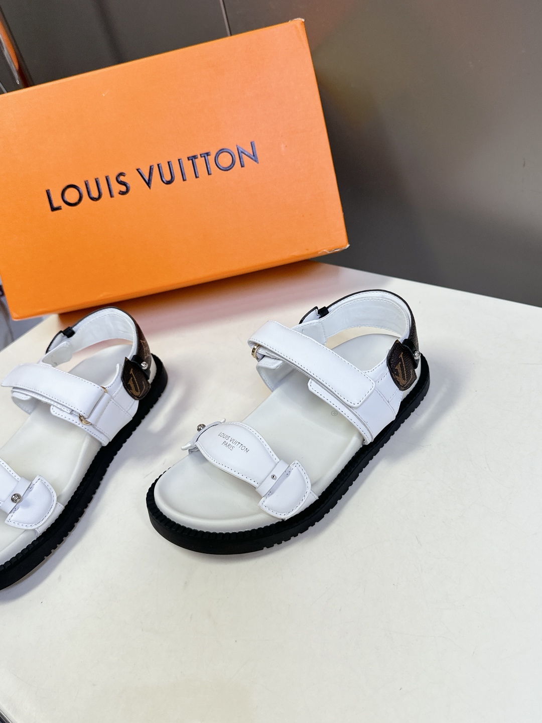  LV 路易威登春夏最新凉鞋硬货上新🆕

❥BS代购级别！高级感十足！国内外博主刷爆的一款，复古又时髦 