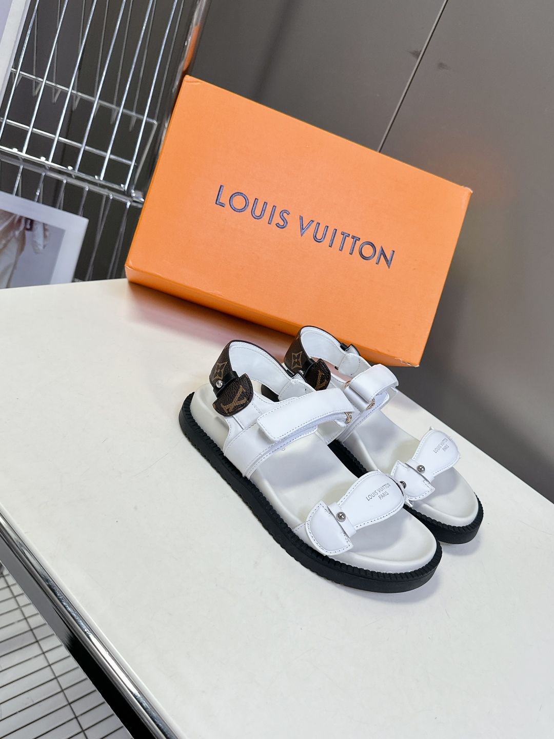  LV 路易威登春夏最新凉鞋硬货上新🆕

❥BS代购级别！高级感十足！国内外博主刷爆的一款，复古又时髦 