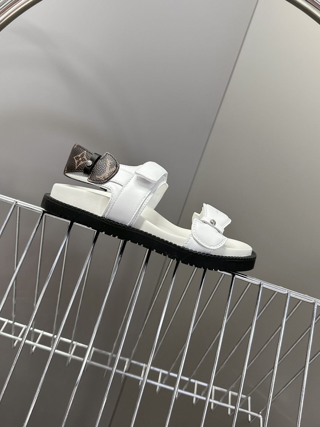  LV 路易威登春夏最新凉鞋硬货上新🆕

❥BS代购级别！高级感十足！国内外博主刷爆的一款，复古又时髦 