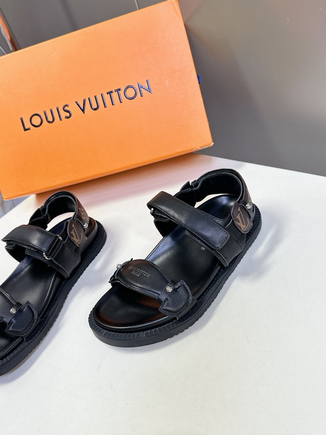  LV 路易威登春夏最新凉鞋硬货上新🆕

❥BS代购级别！高级感十足！国内外博主刷爆的一款，复古又时髦 