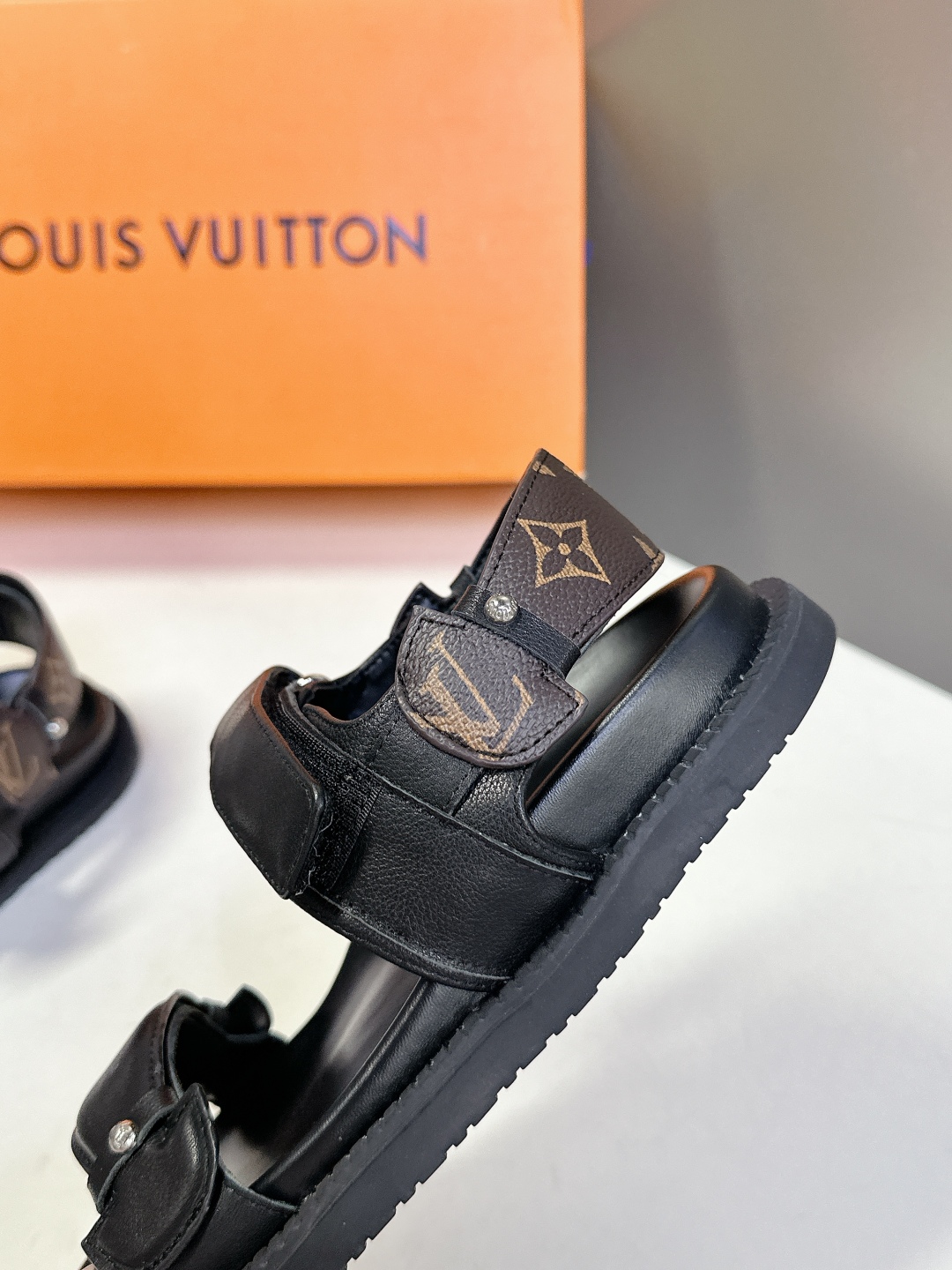  LV 路易威登春夏最新凉鞋硬货上新🆕

❥BS代购级别！高级感十足！国内外博主刷爆的一款，复古又时髦 