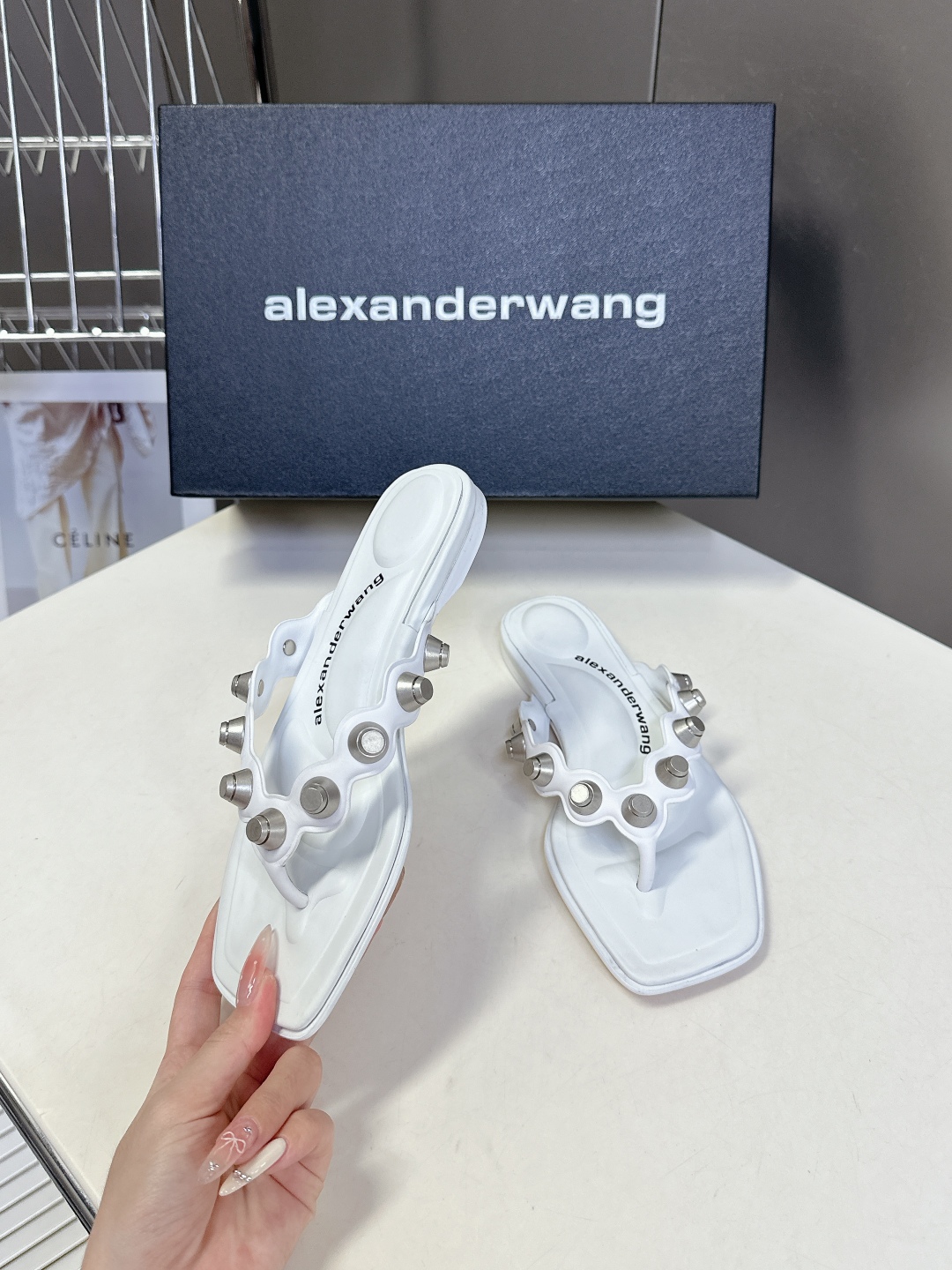  AlexanderWang 大王春夏最新款重工艺钉钉拖鞋 
  个性御姐风 超有质感 爱了爱了 
该款