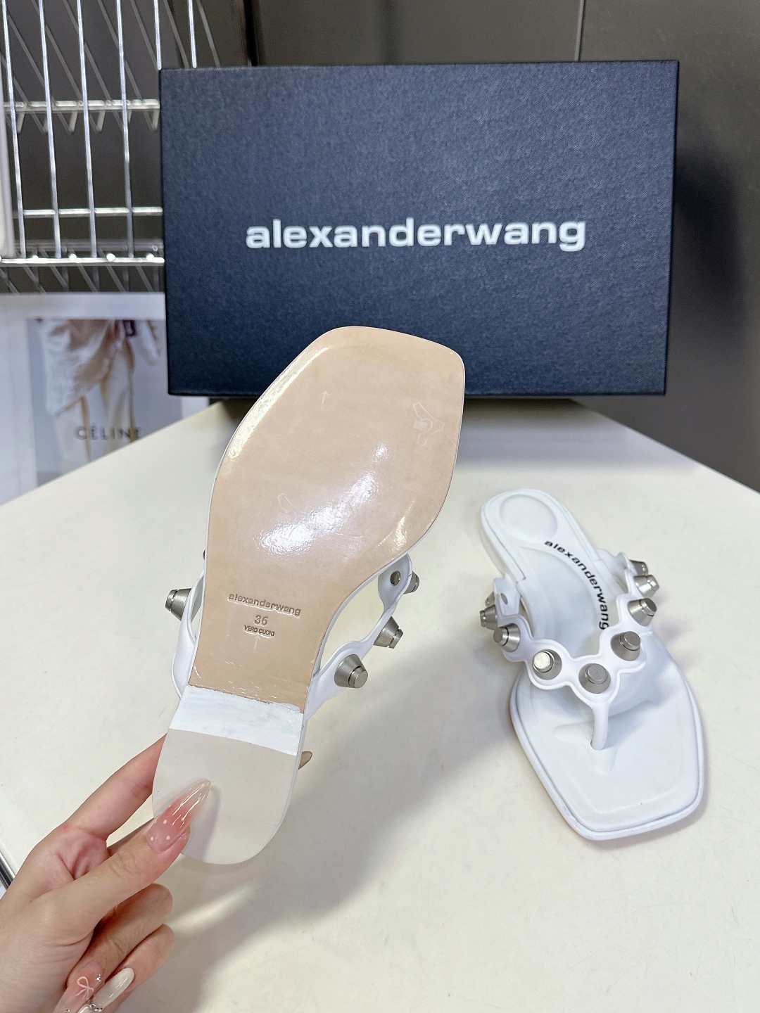  AlexanderWang 大王春夏最新款重工艺钉钉拖鞋 
  个性御姐风 超有质感 爱了爱了 
该款