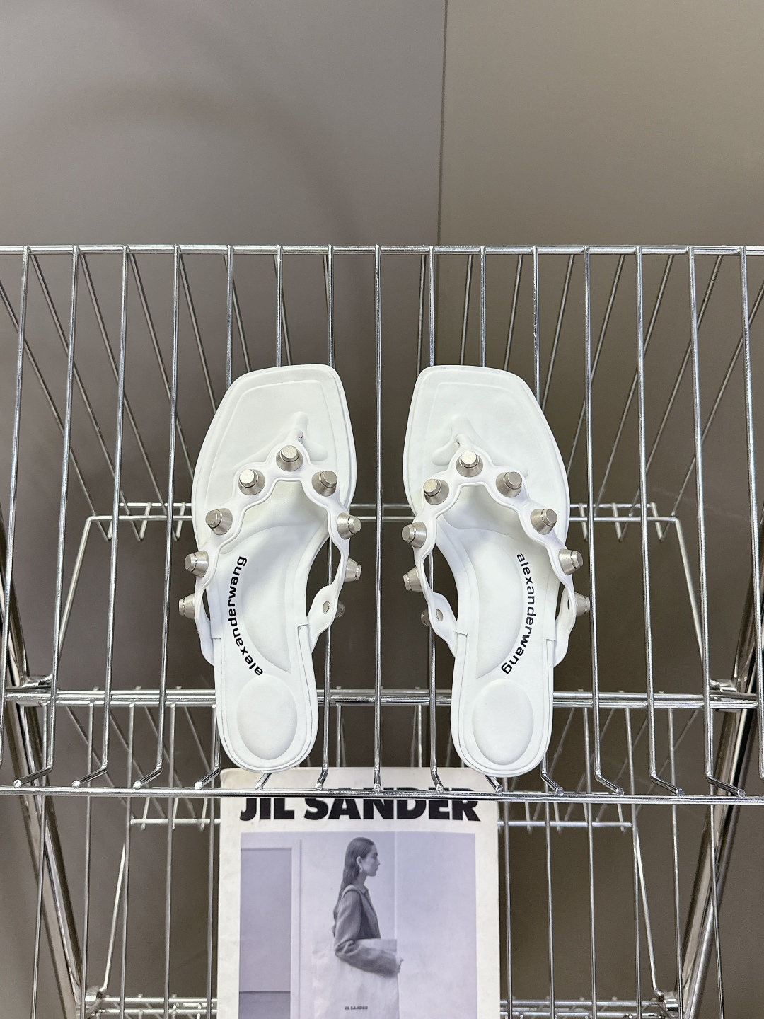  AlexanderWang 大王春夏最新款重工艺钉钉拖鞋 
  个性御姐风 超有质感 爱了爱了 
该款