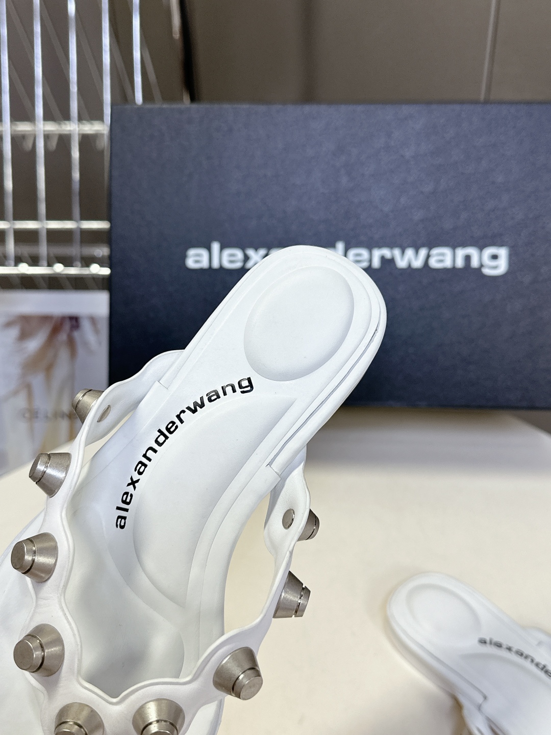  AlexanderWang 大王春夏最新款重工艺钉钉拖鞋 
  个性御姐风 超有质感 爱了爱了 
该款