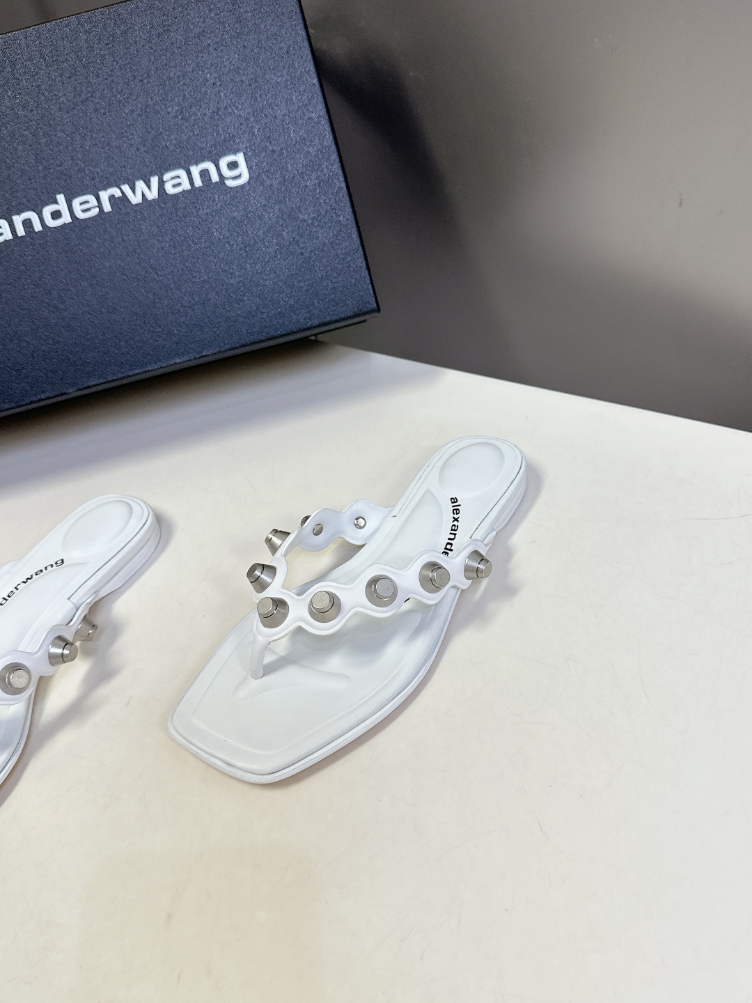  AlexanderWang 大王春夏最新款重工艺钉钉拖鞋 
  个性御姐风 超有质感 爱了爱了 
该款