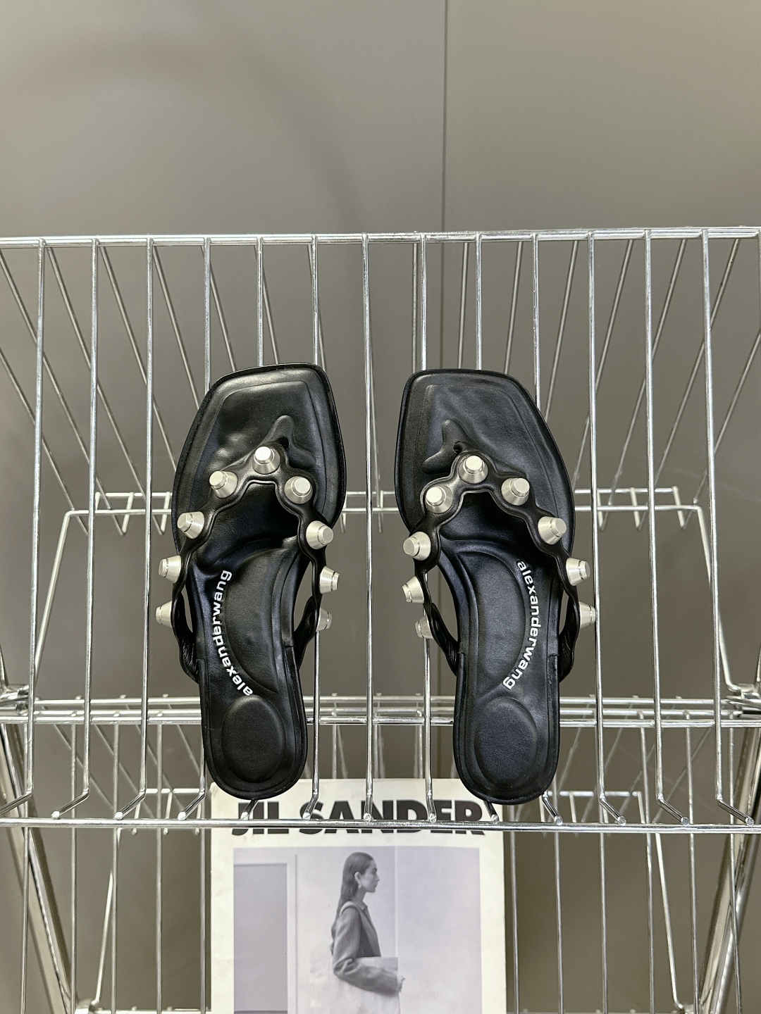  AlexanderWang 大王春夏最新款重工艺钉钉拖鞋 
  个性御姐风 超有质感 爱了爱了 
该款