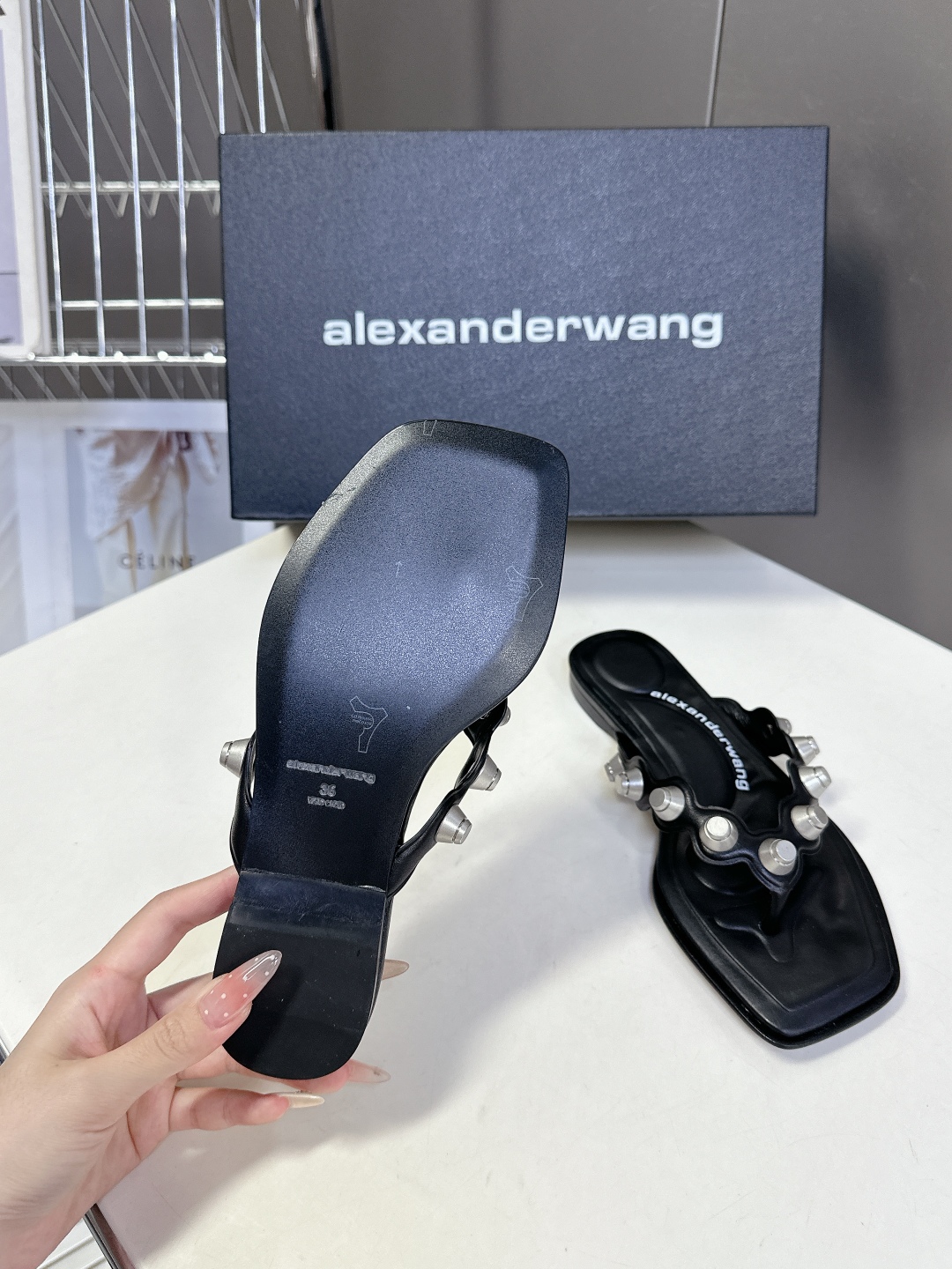  AlexanderWang 大王春夏最新款重工艺钉钉拖鞋 
  个性御姐风 超有质感 爱了爱了 
该款