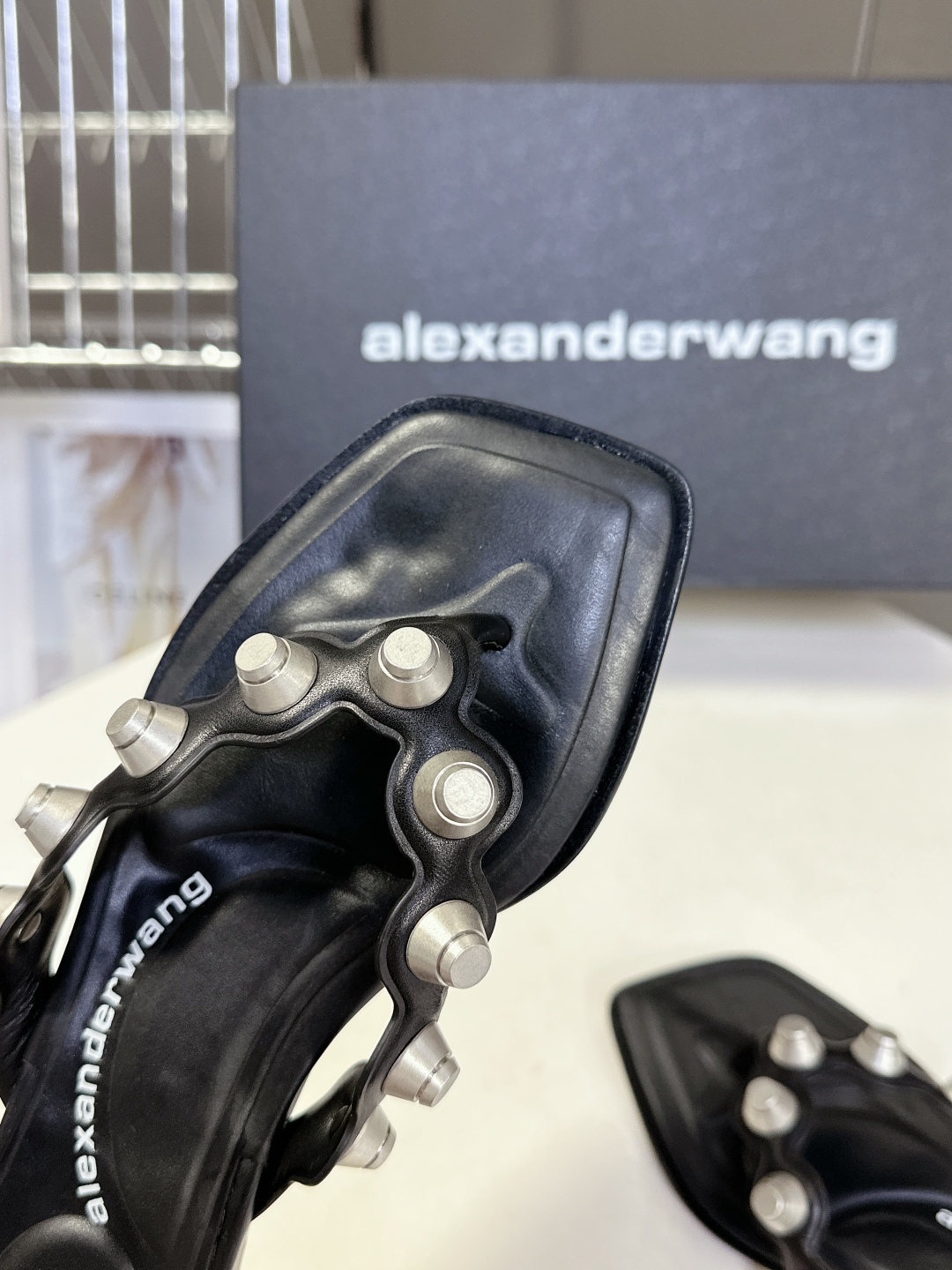  AlexanderWang 大王春夏最新款重工艺钉钉拖鞋 
  个性御姐风 超有质感 爱了爱了 
该款
