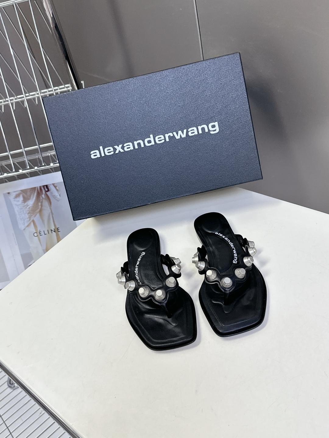 AlexanderWang 大王春夏最新款重工艺钉钉拖鞋 
  个性御姐风 超有质感 爱了爱了 
该款