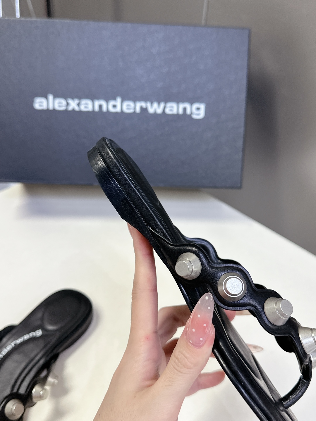  AlexanderWang 大王春夏最新款重工艺钉钉拖鞋 
  个性御姐风 超有质感 爱了爱了 
该款