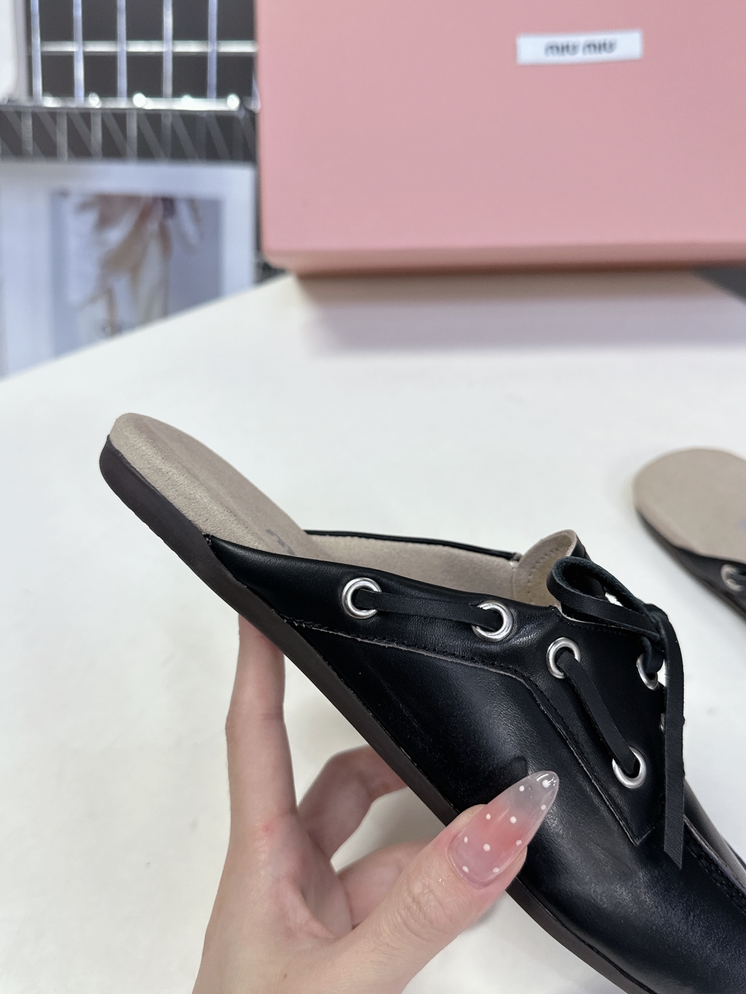 
 Miu Miu 缪缪米兰走秀款春夏半拖豆豆鞋

“邋遢”来自Miu Miu系列的细节特写 以双色鞋带