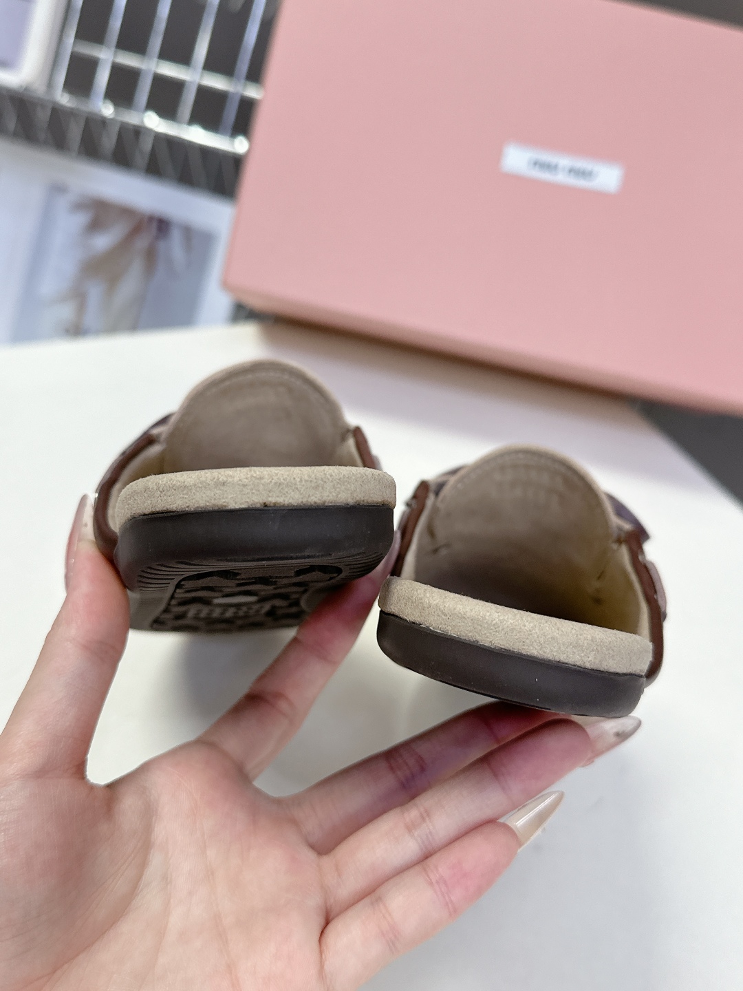 
 Miu Miu 缪缪米兰走秀款春夏半拖豆豆鞋

“邋遢”来自Miu Miu系列的细节特写 以双色鞋带