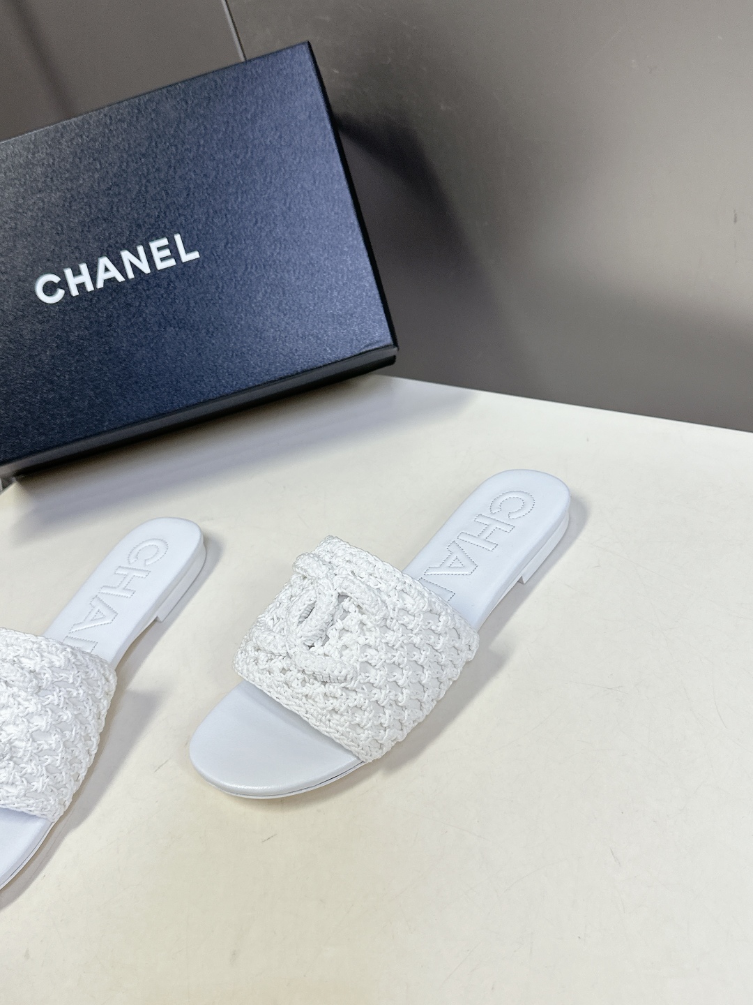  CHANEL香奈儿春夏最新款双C拖鞋 完全原版一比一复刻打造 版型超级正 最新时尚的设计 火遍全网的拖