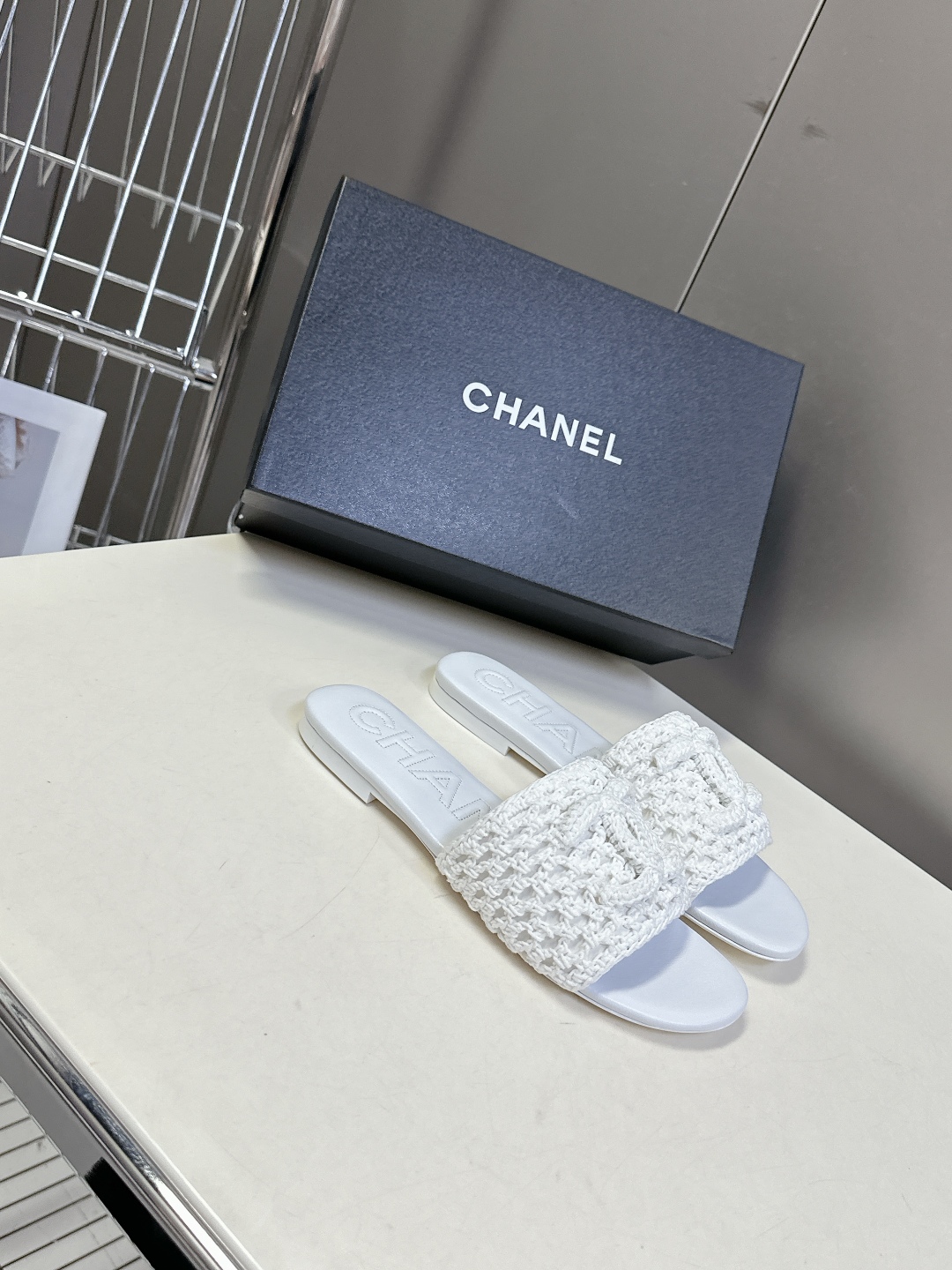  CHANEL香奈儿春夏最新款双C拖鞋 完全原版一比一复刻打造 版型超级正 最新时尚的设计 火遍全网的拖