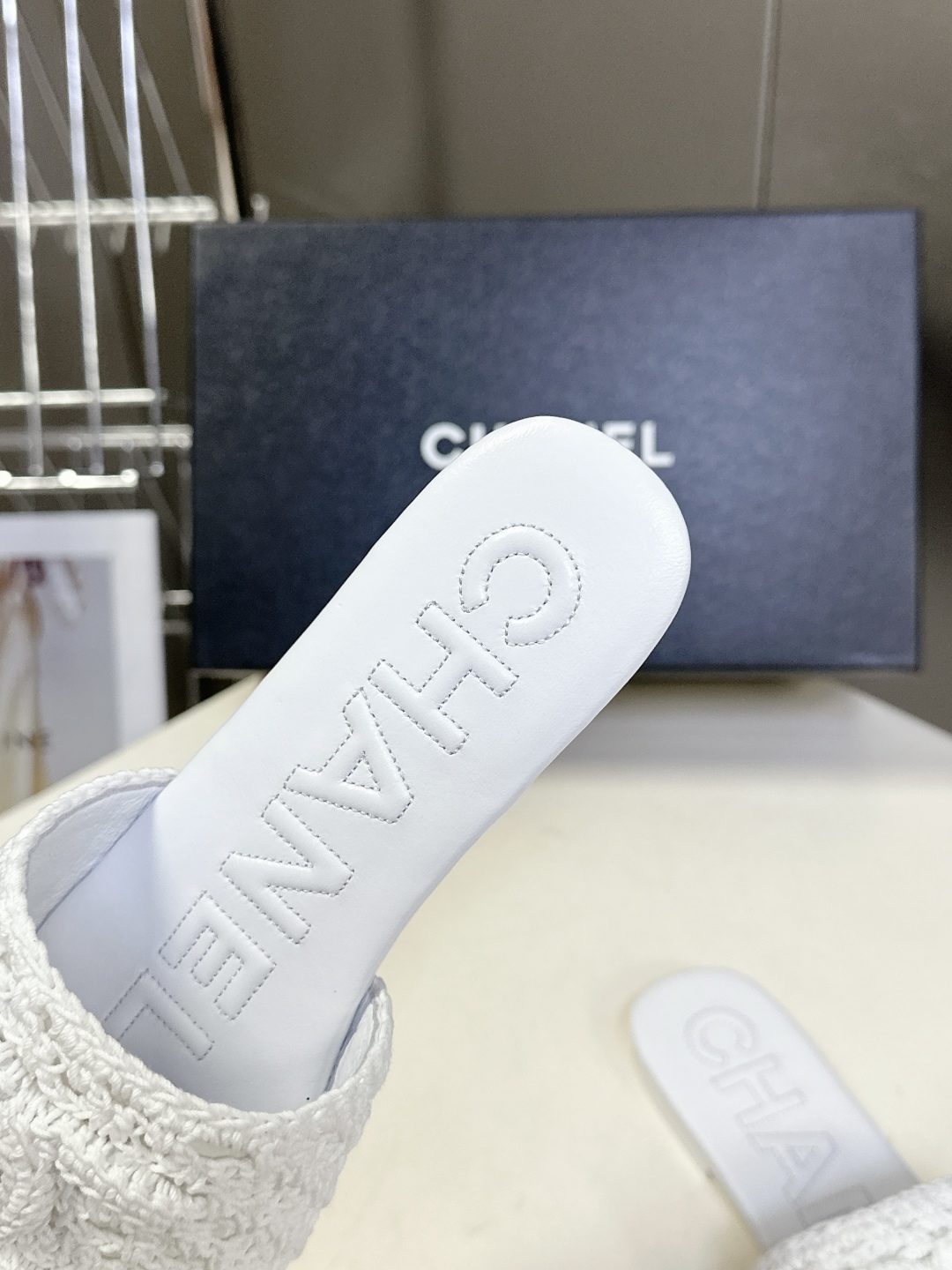  CHANEL香奈儿春夏最新款双C拖鞋 完全原版一比一复刻打造 版型超级正 最新时尚的设计 火遍全网的拖