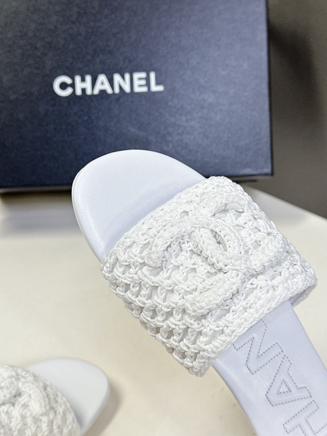 CHANEL香奈儿春夏最新款双C拖鞋 完全原版一比一复刻打造 版型超级正 最新时尚的设计 火遍全网的拖