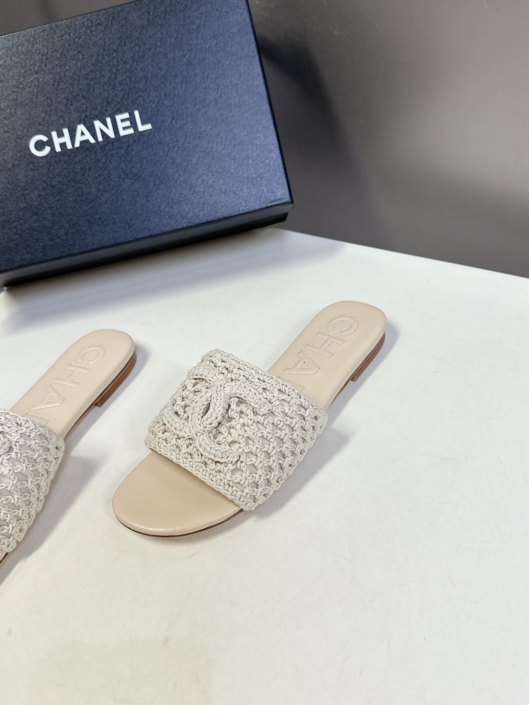  CHANEL香奈儿春夏最新款双C拖鞋 完全原版一比一复刻打造 版型超级正 最新时尚的设计 火遍全网的拖