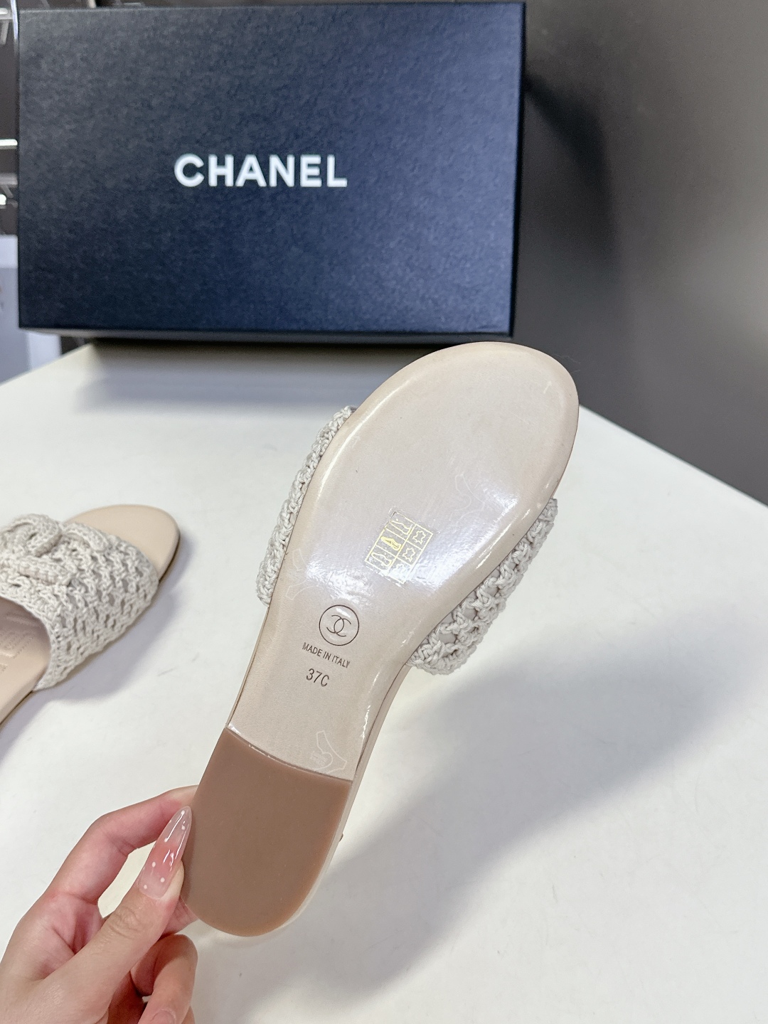  CHANEL香奈儿春夏最新款双C拖鞋 完全原版一比一复刻打造 版型超级正 最新时尚的设计 火遍全网的拖