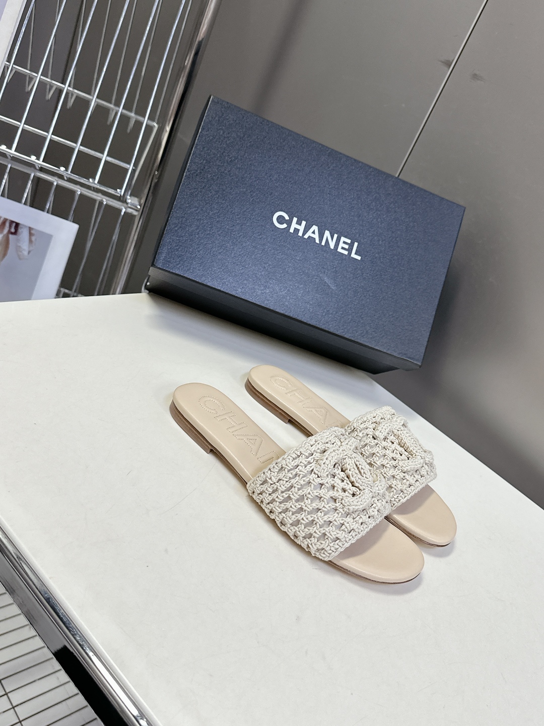  CHANEL香奈儿春夏最新款双C拖鞋 完全原版一比一复刻打造 版型超级正 最新时尚的设计 火遍全网的拖