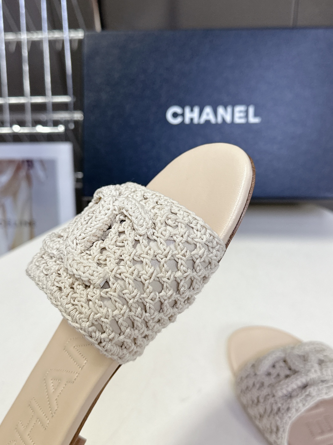  CHANEL香奈儿春夏最新款双C拖鞋 完全原版一比一复刻打造 版型超级正 最新时尚的设计 火遍全网的拖