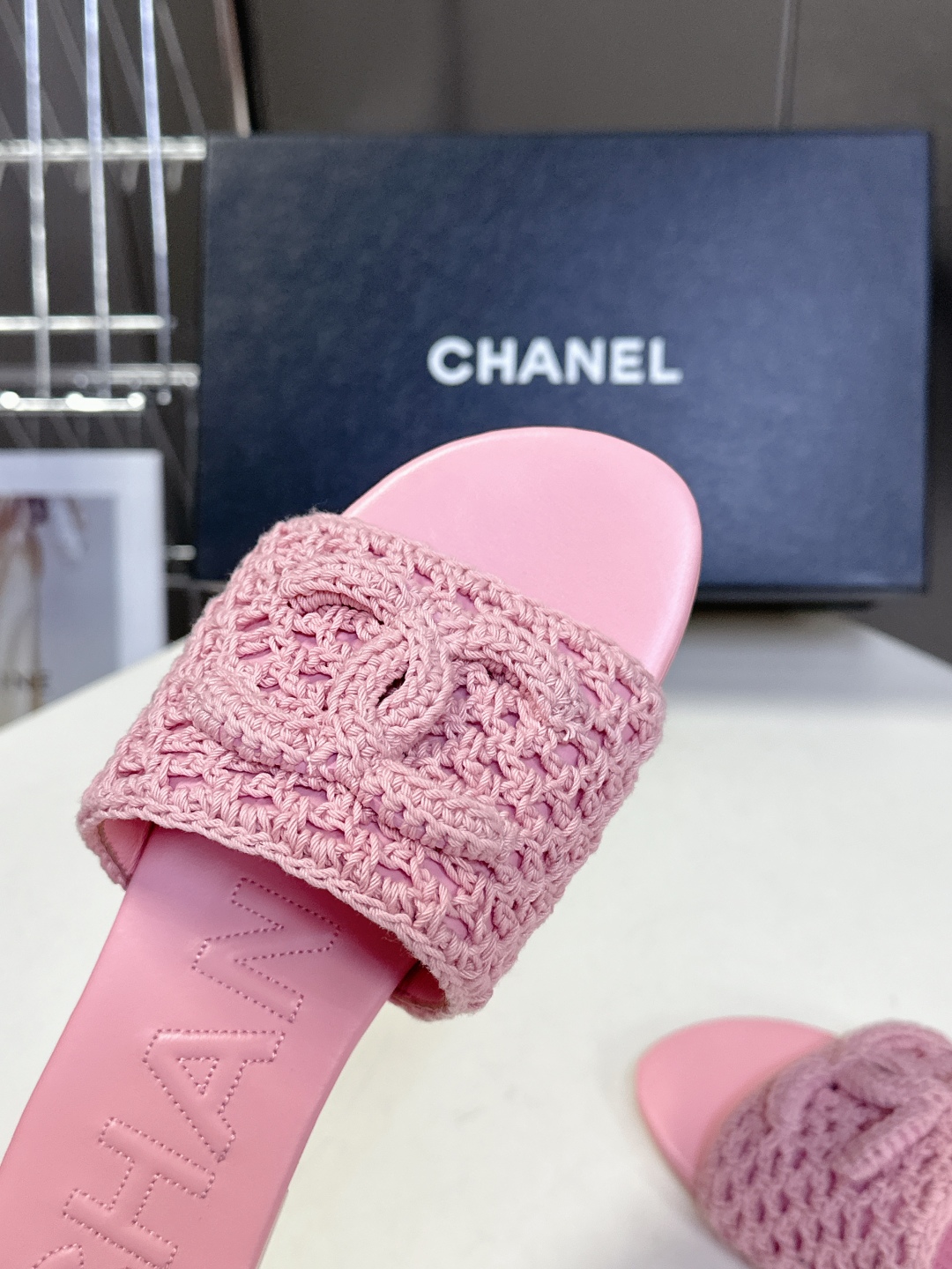  CHANEL香奈儿春夏最新款双C拖鞋 完全原版一比一复刻打造 版型超级正 最新时尚的设计 火遍全网的拖