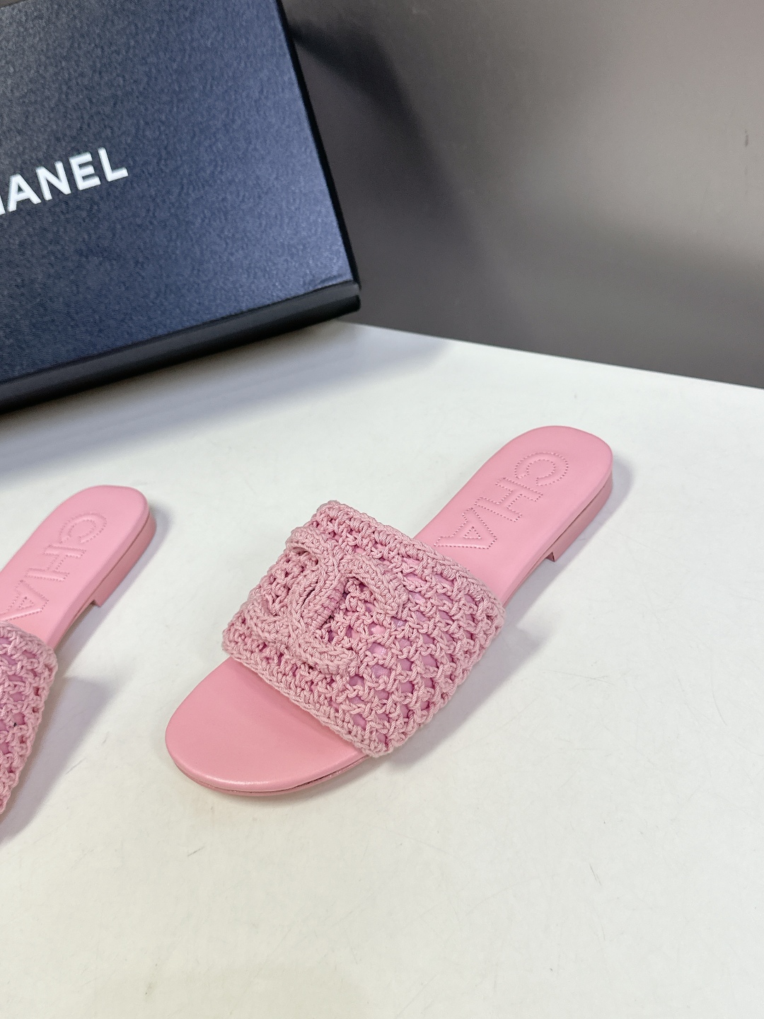  CHANEL香奈儿春夏最新款双C拖鞋 完全原版一比一复刻打造 版型超级正 最新时尚的设计 火遍全网的拖