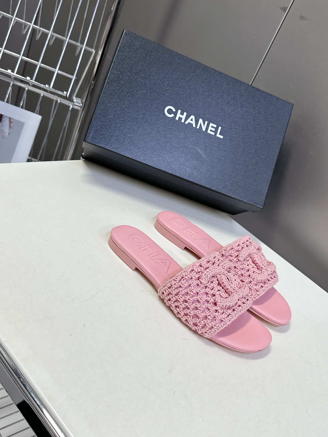  CHANEL香奈儿春夏最新款双C拖鞋 完全原版一比一复刻打造 版型超级正 最新时尚的设计 火遍全网的拖