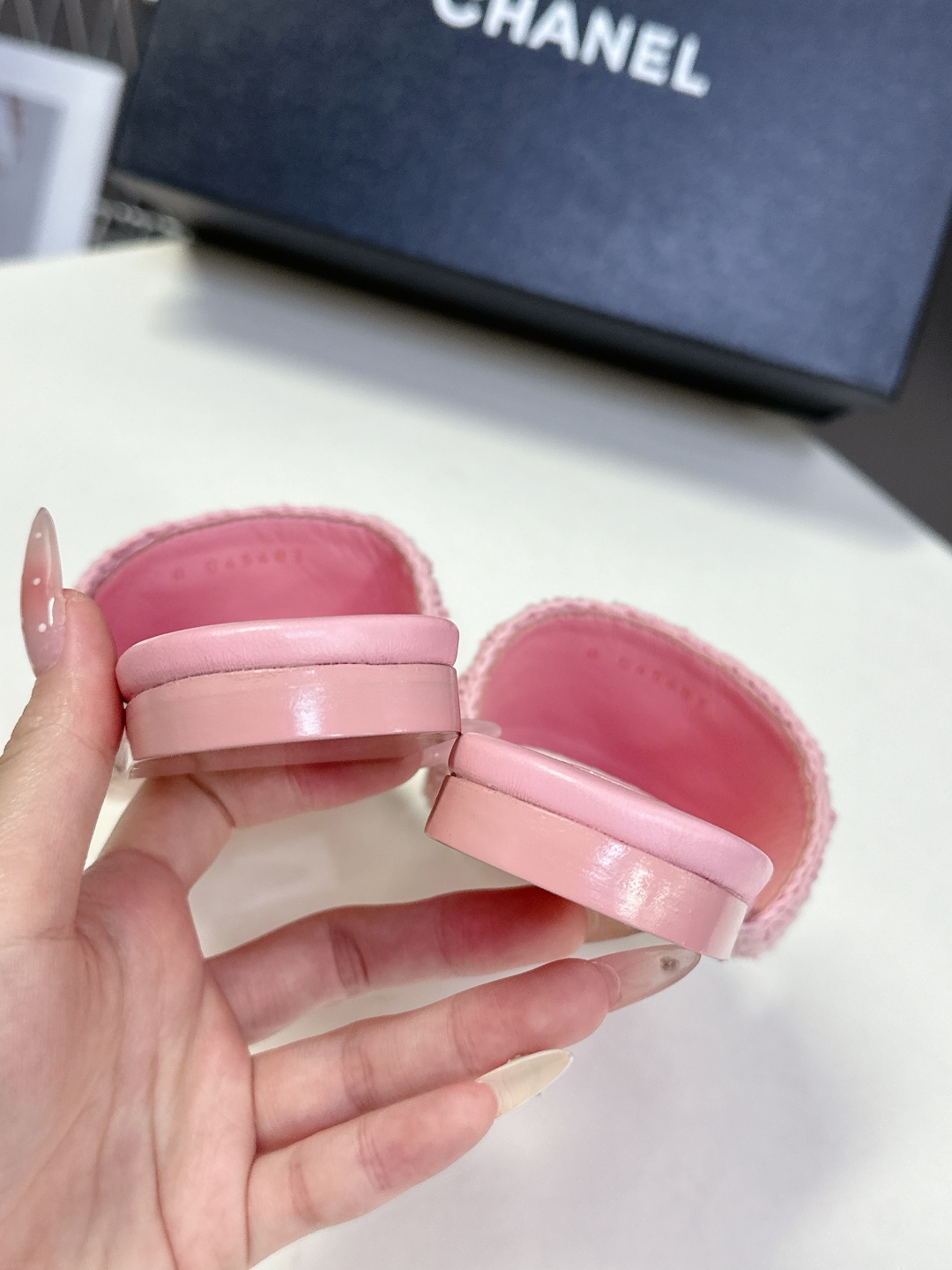  CHANEL香奈儿春夏最新款双C拖鞋 完全原版一比一复刻打造 版型超级正 最新时尚的设计 火遍全网的拖