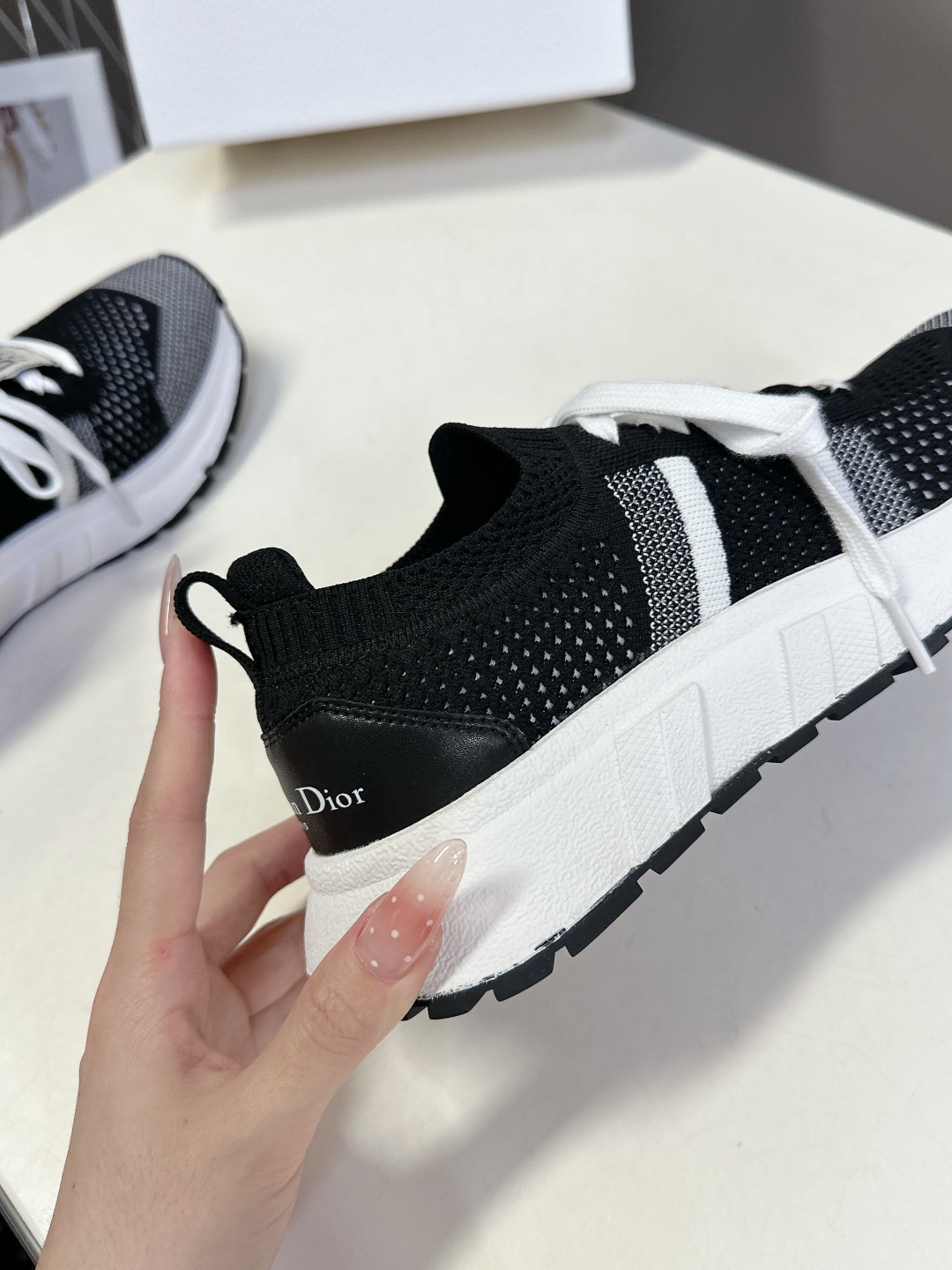 Dior迪奥春夏最新款飞织运动鞋 
      太古汇RMB7490购入开发 完美复刻 25SS出镜率