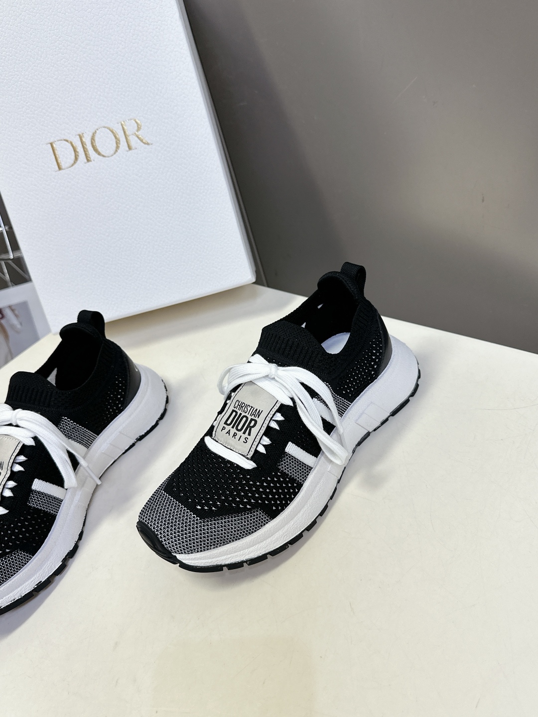  Dior迪奥春夏最新款飞织运动鞋 
      太古汇RMB7490购入开发 完美复刻 25SS出镜率