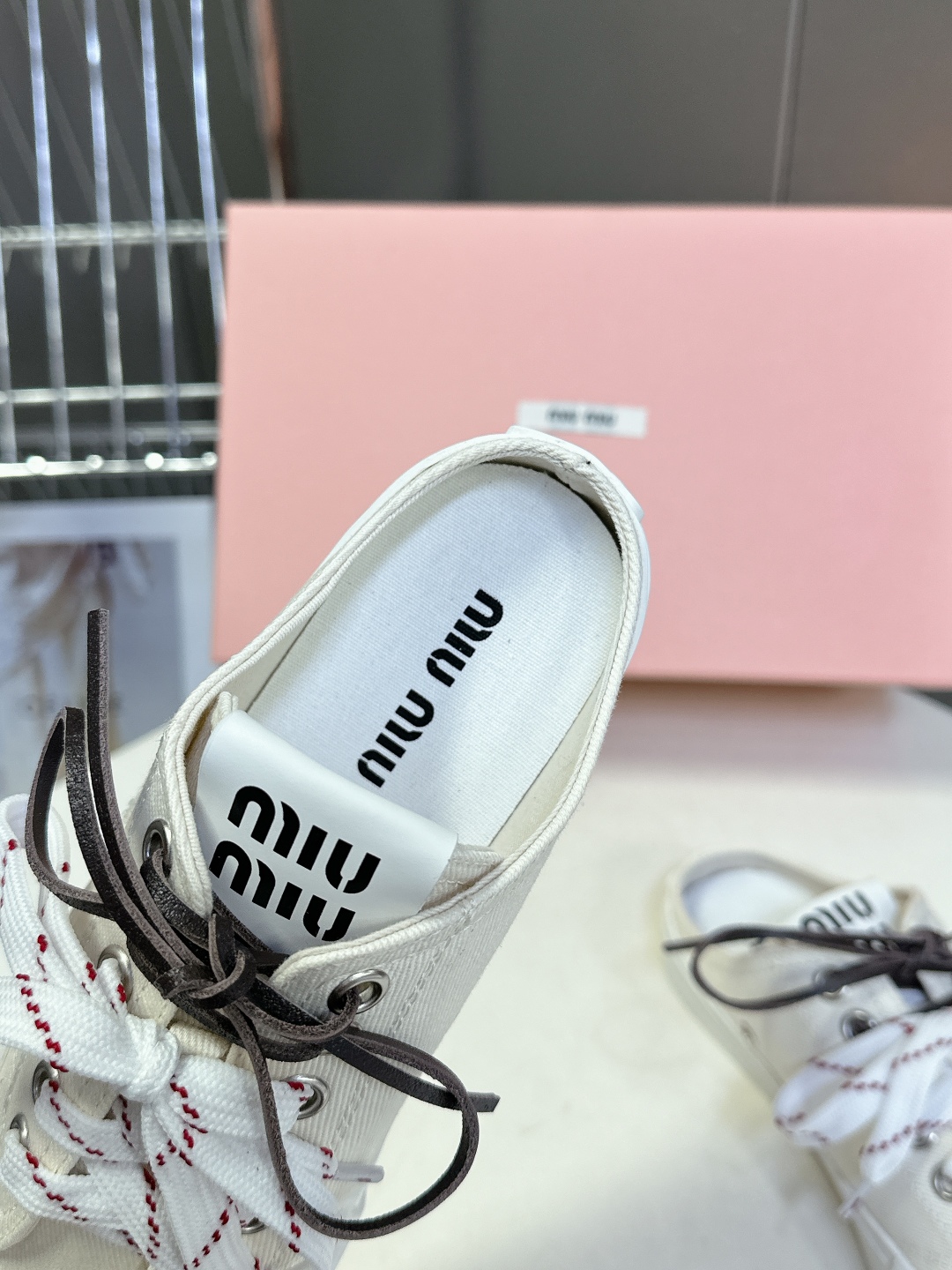  MIUMIU缪缪最新款美式复古风~ 颜值担当火爆双鞋带布鞋 不得不入的一款～简约高级 随意搭配上脚非常