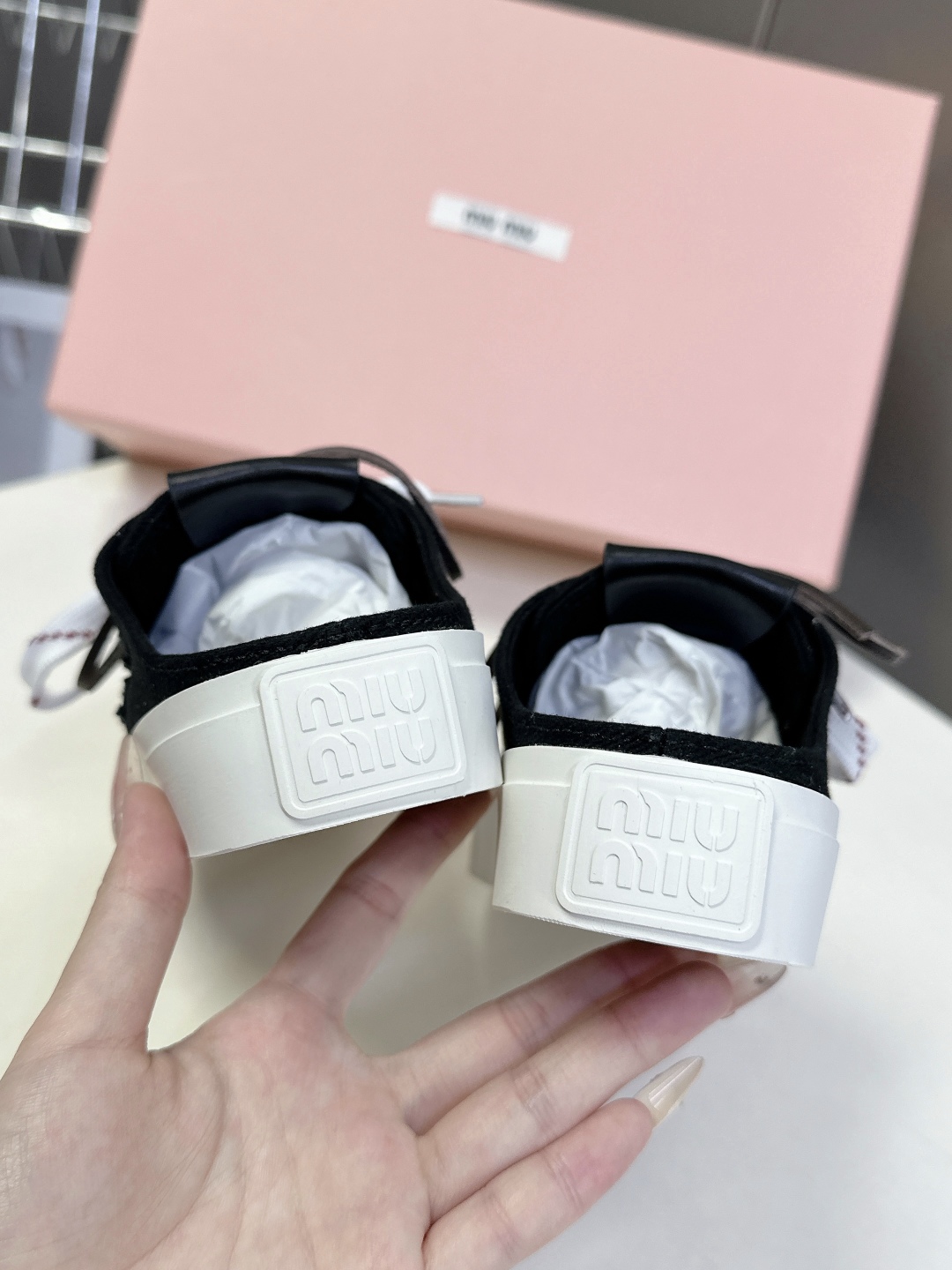  MIUMIU缪缪最新款美式复古风~ 颜值担当火爆双鞋带布鞋 不得不入的一款～简约高级 随意搭配上脚非常