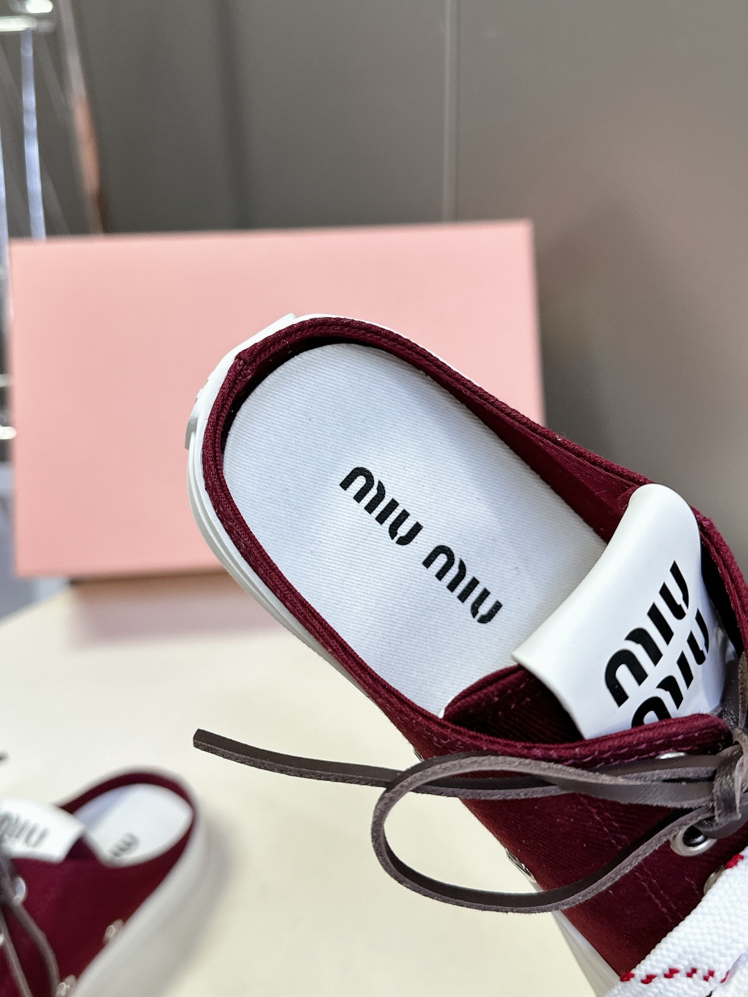  MIUMIU缪缪最新款美式复古风~ 颜值担当火爆双鞋带布鞋 不得不入的一款～简约高级 随意搭配上脚非常