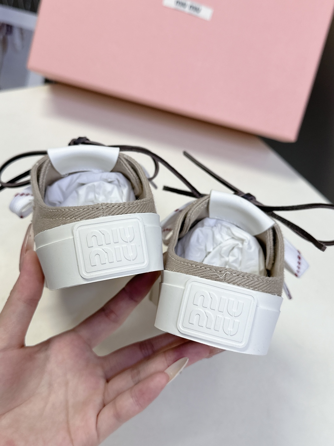  MIUMIU缪缪最新款美式复古风~ 颜值担当火爆双鞋带布鞋 不得不入的一款～简约高级 随意搭配上脚非常