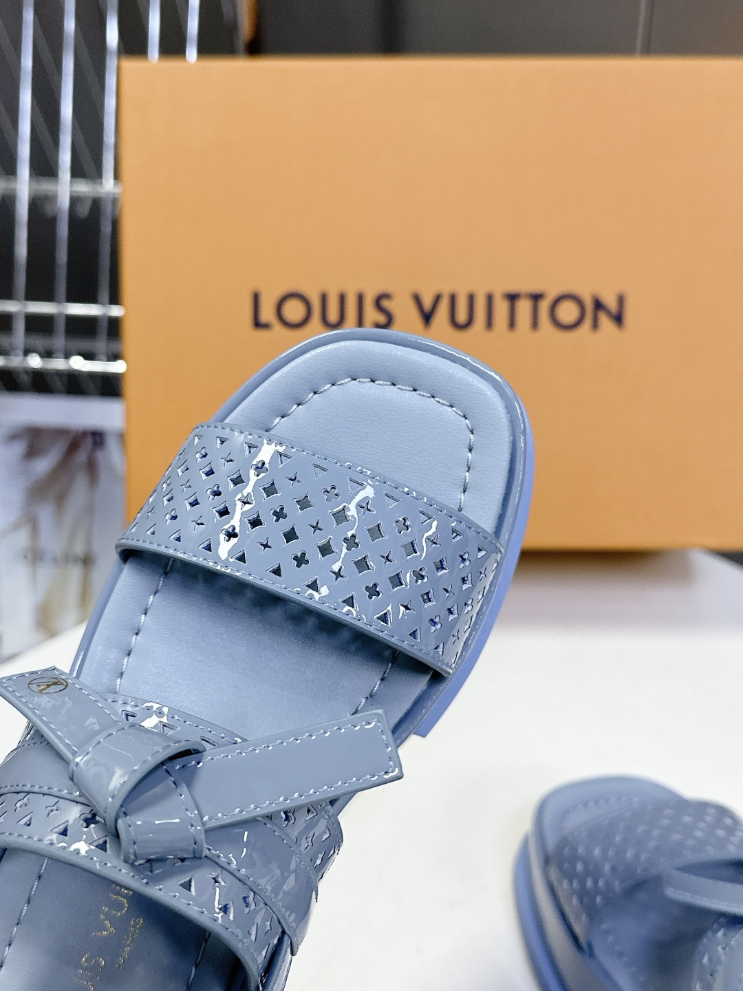  Louis Vuitton 路易威登 MAYA FLATFORM凉鞋✖️村上隆️联名款
    本款 
