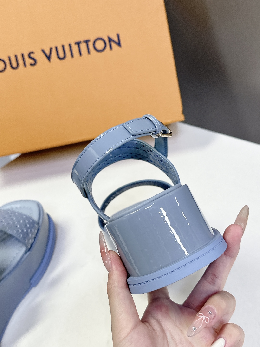  Louis Vuitton 路易威登 MAYA FLATFORM凉鞋✖️村上隆️联名款
    本款 