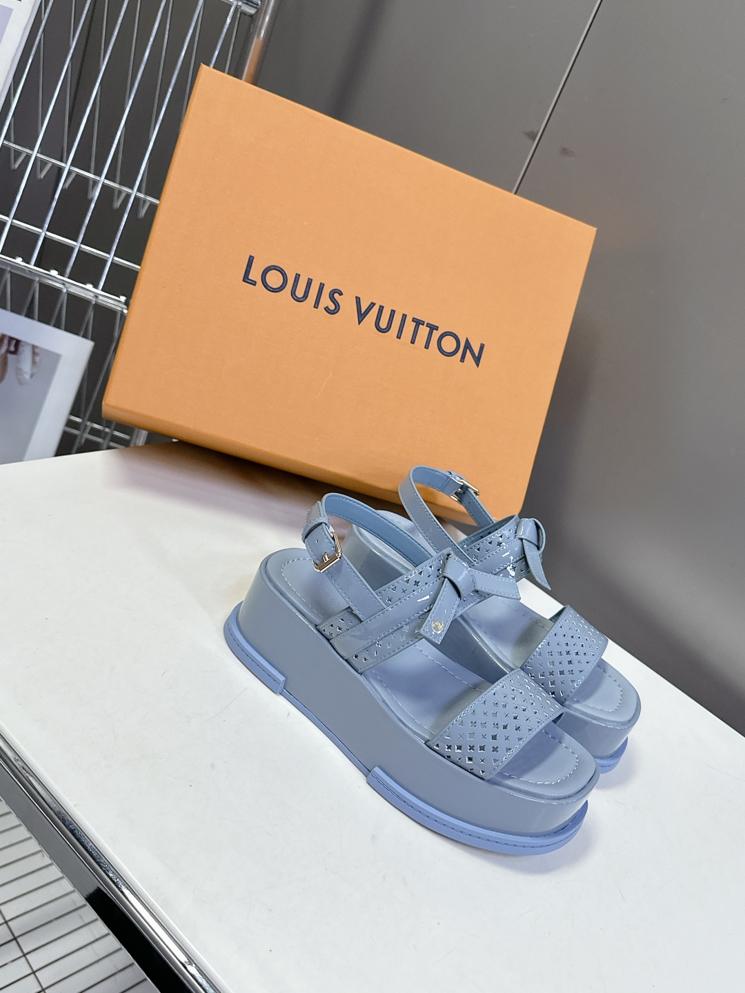  Louis Vuitton 路易威登 MAYA FLATFORM凉鞋✖️村上隆️联名款
    本款 