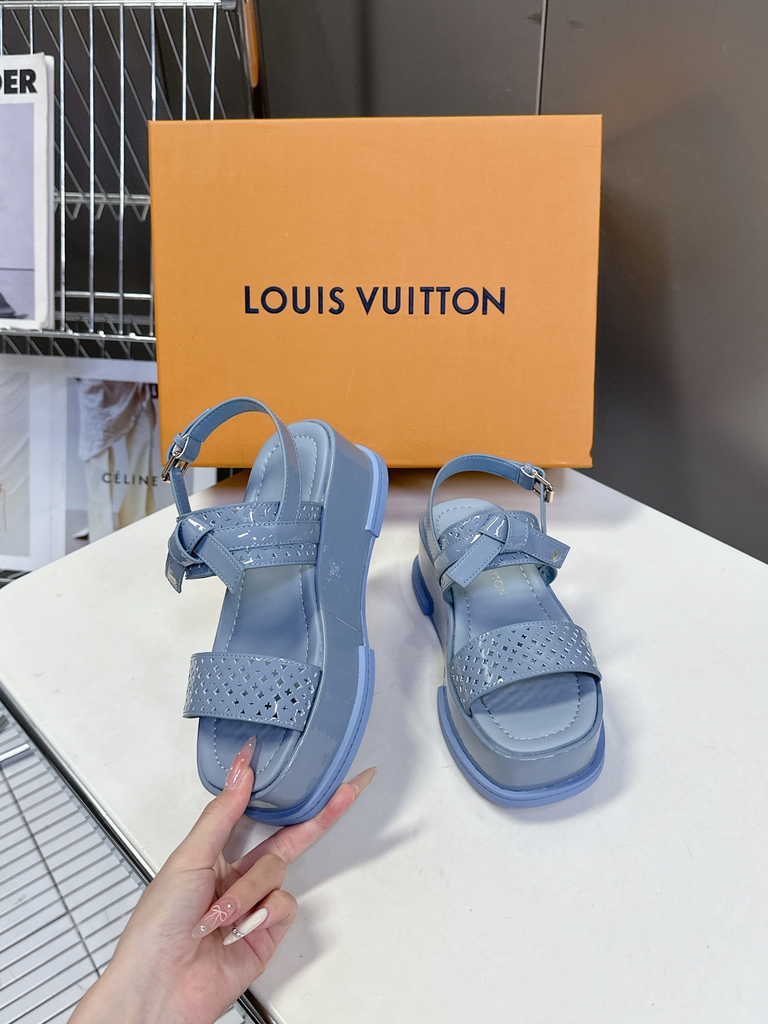  Louis Vuitton 路易威登 MAYA FLATFORM凉鞋✖️村上隆️联名款
    本款 