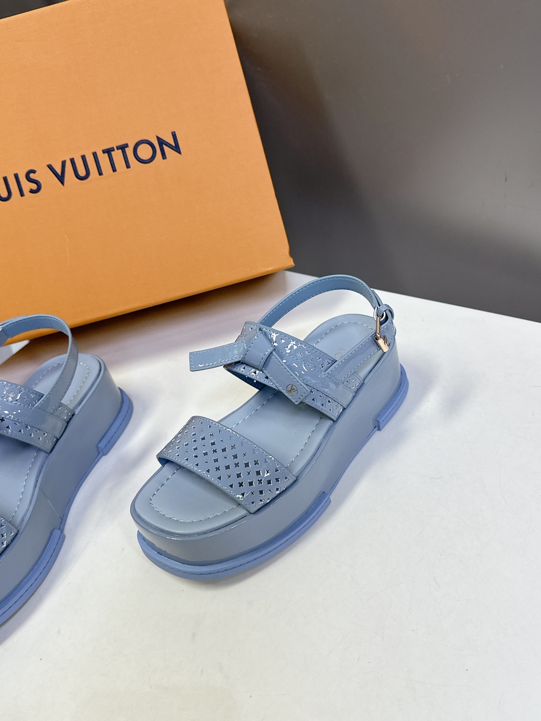 Louis Vuitton 路易威登 MAYA FLATFORM凉鞋✖️村上隆️联名款
    本款 