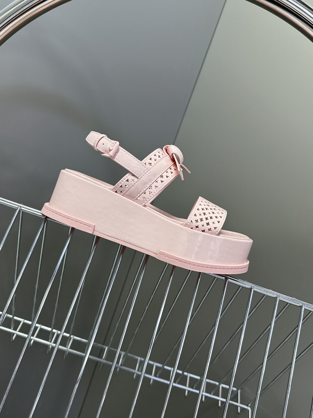  Louis Vuitton 路易威登 MAYA FLATFORM凉鞋✖️村上隆️联名款
    本款 