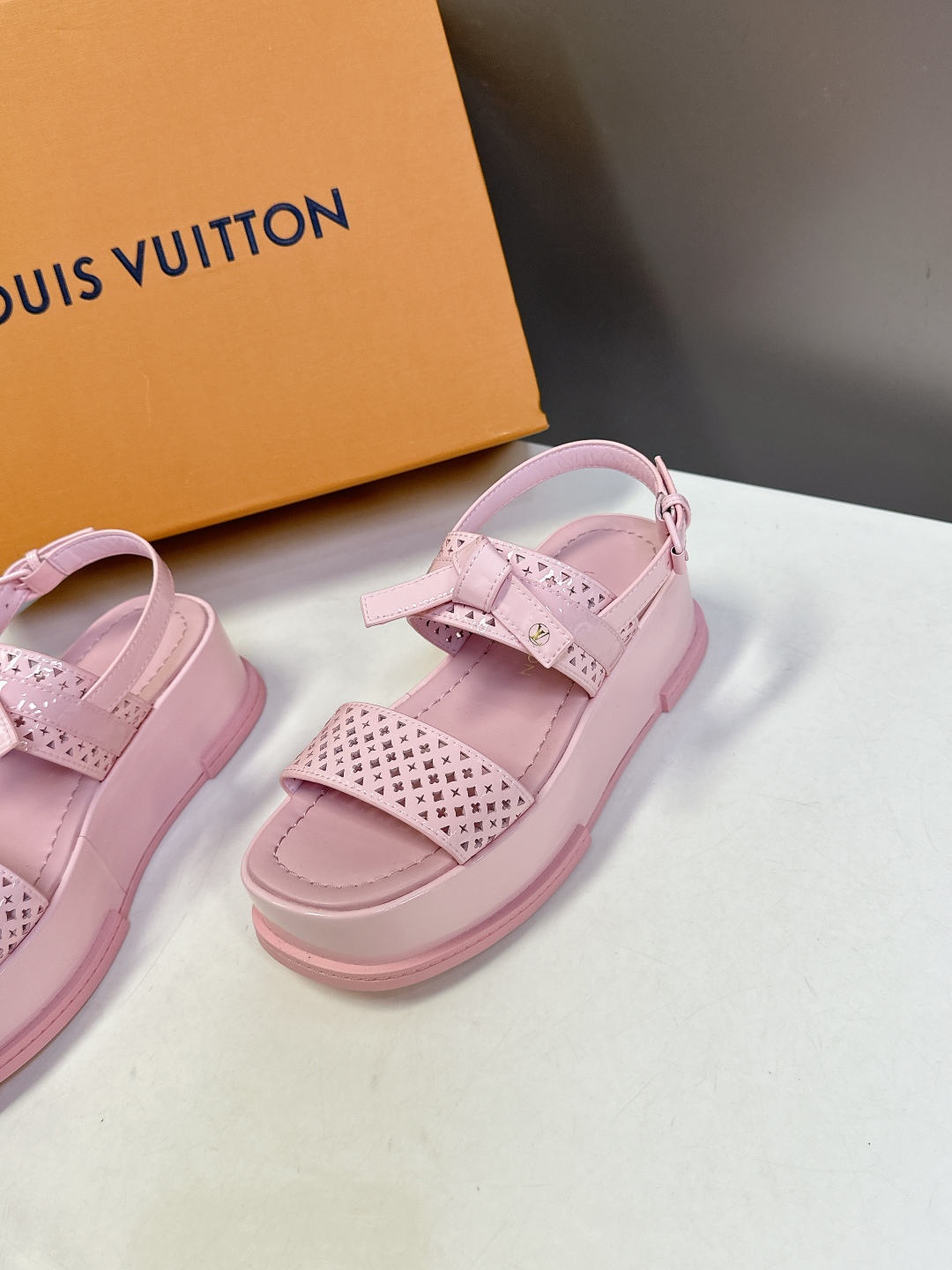  Louis Vuitton 路易威登 MAYA FLATFORM凉鞋✖️村上隆️联名款
    本款 