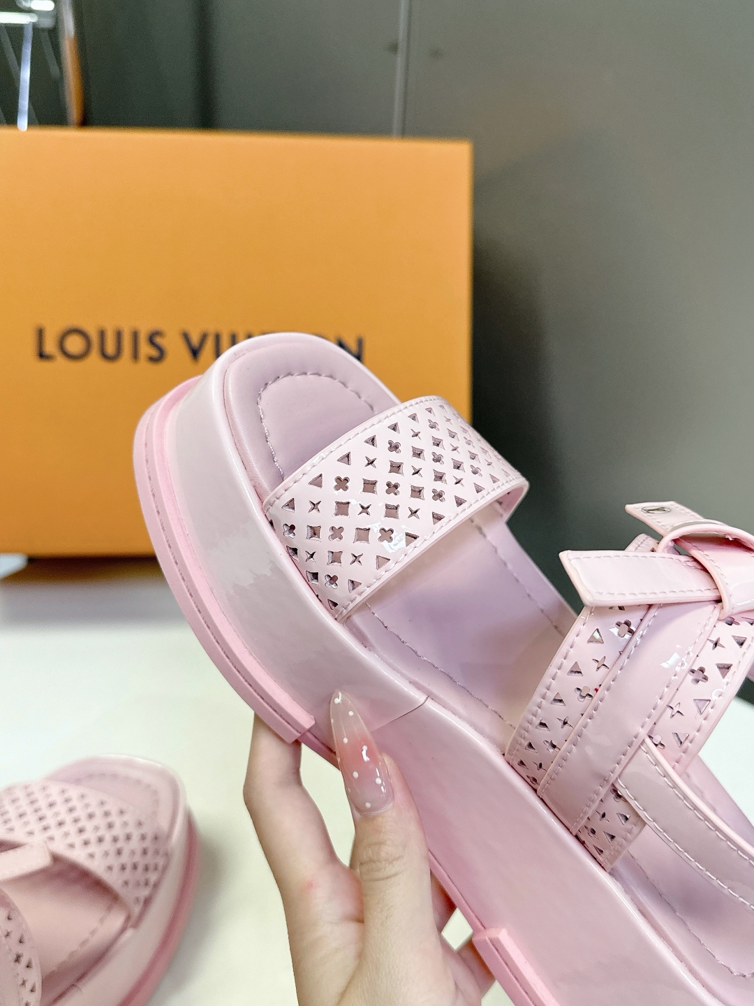  Louis Vuitton 路易威登 MAYA FLATFORM凉鞋✖️村上隆️联名款
    本款 