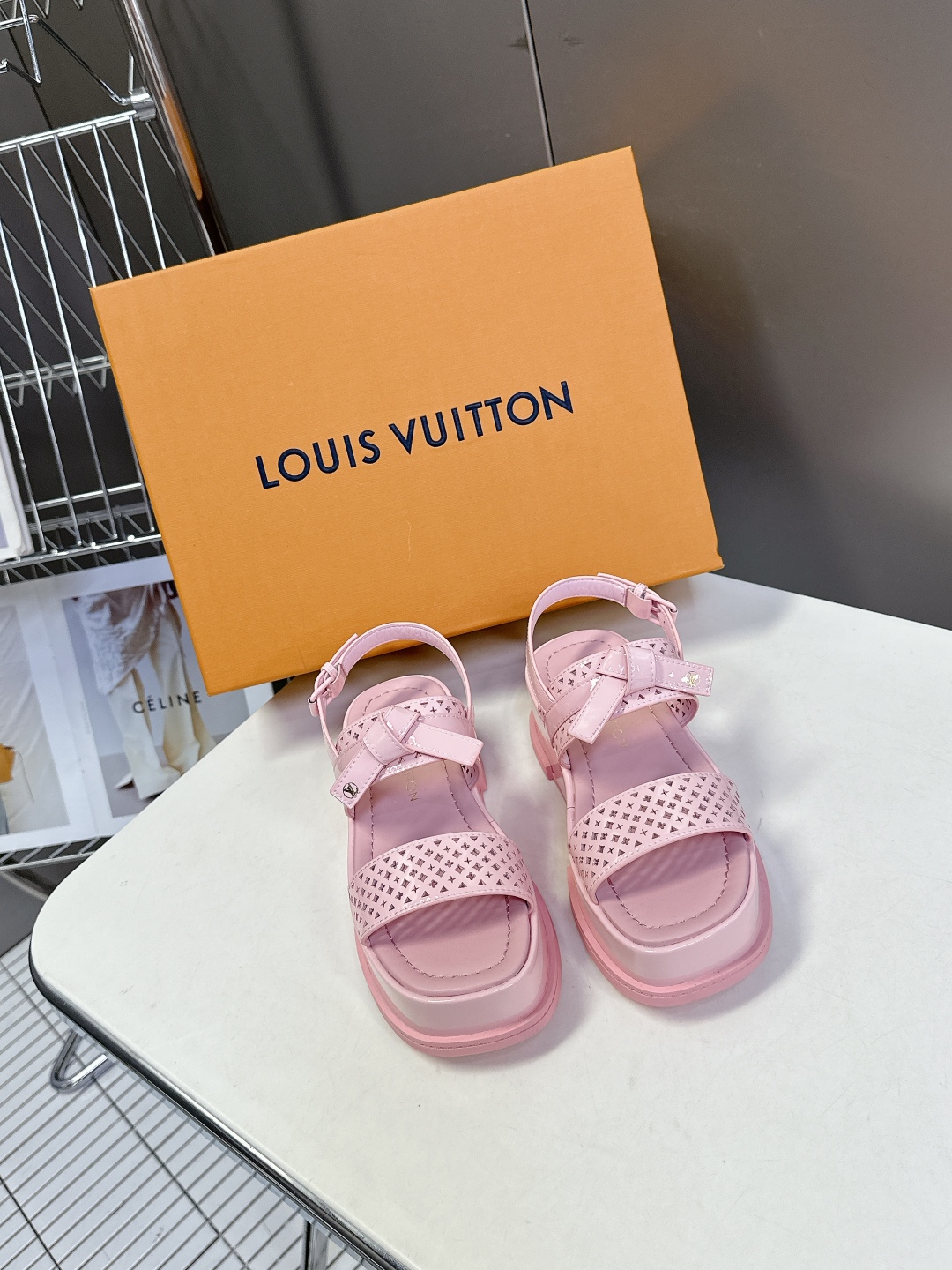  Louis Vuitton 路易威登 MAYA FLATFORM凉鞋✖️村上隆️联名款
    本款 
