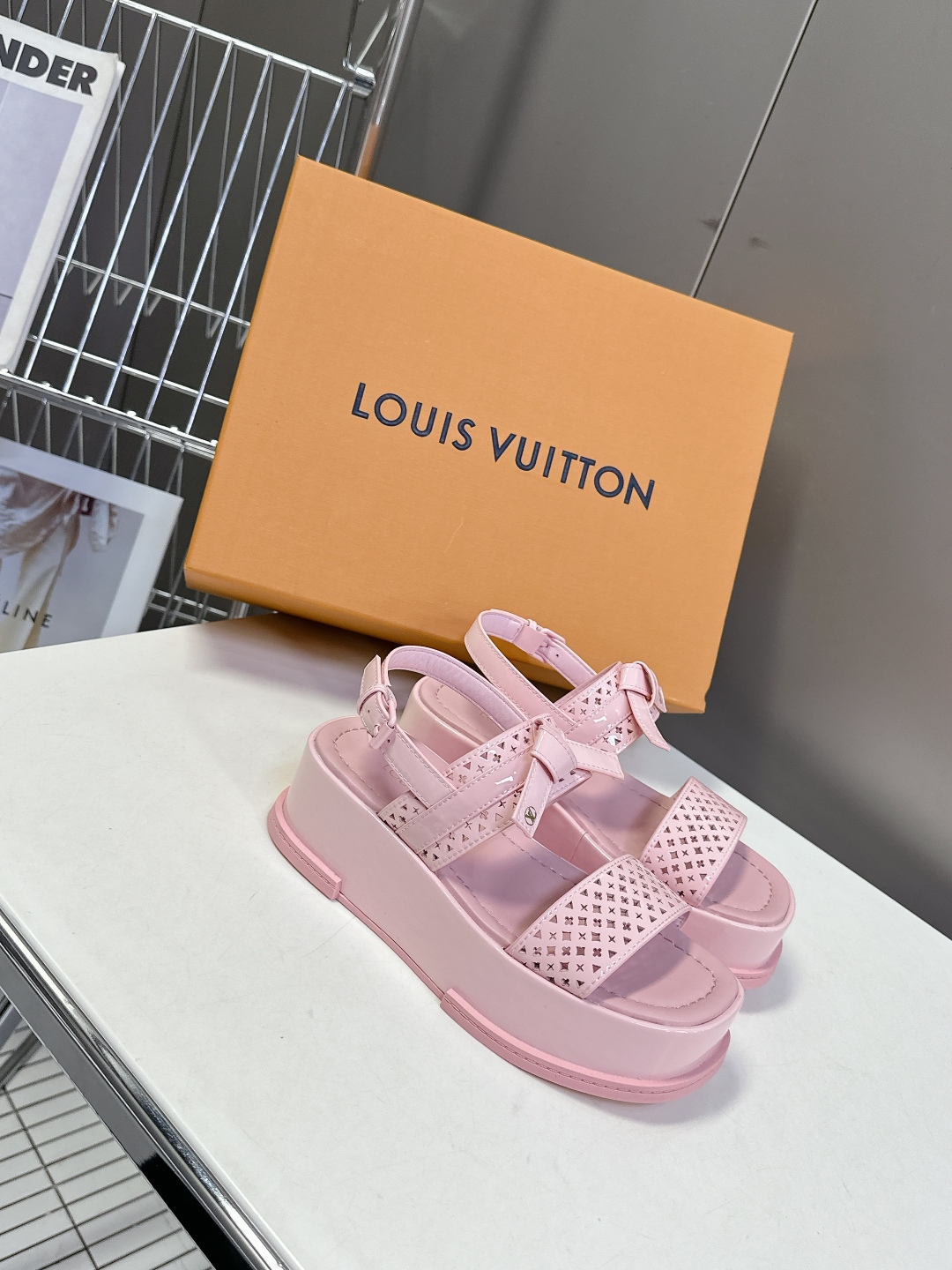  Louis Vuitton 路易威登 MAYA FLATFORM凉鞋✖️村上隆️联名款
    本款 