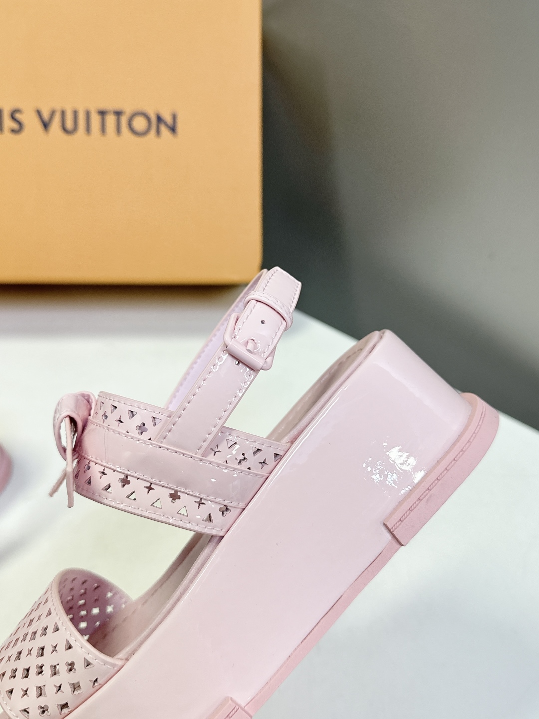  Louis Vuitton 路易威登 MAYA FLATFORM凉鞋✖️村上隆️联名款
    本款 