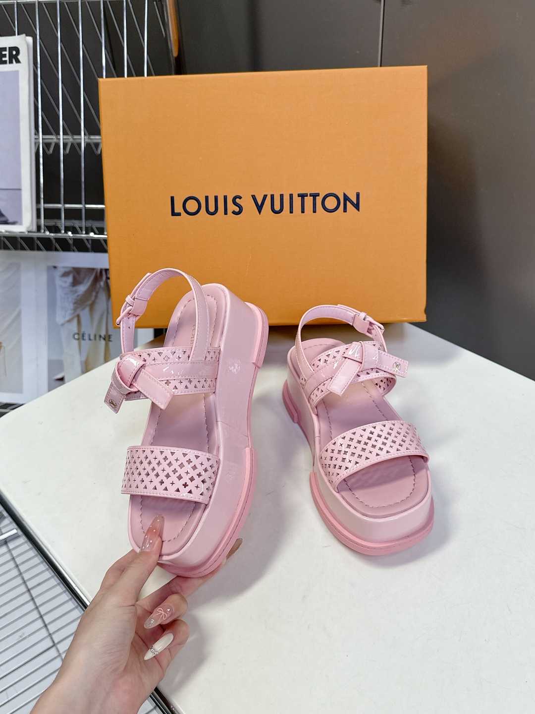  Louis Vuitton 路易威登 MAYA FLATFORM凉鞋✖️村上隆️联名款
    本款 