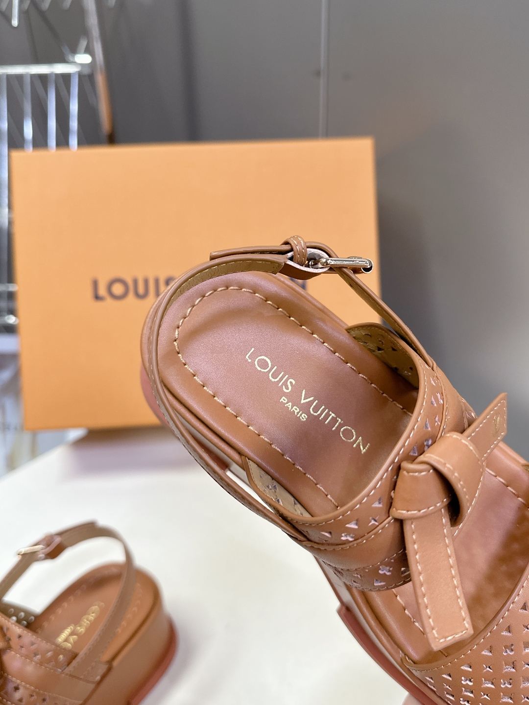  Louis Vuitton 路易威登 MAYA FLATFORM凉鞋✖️村上隆️联名款
    本款 