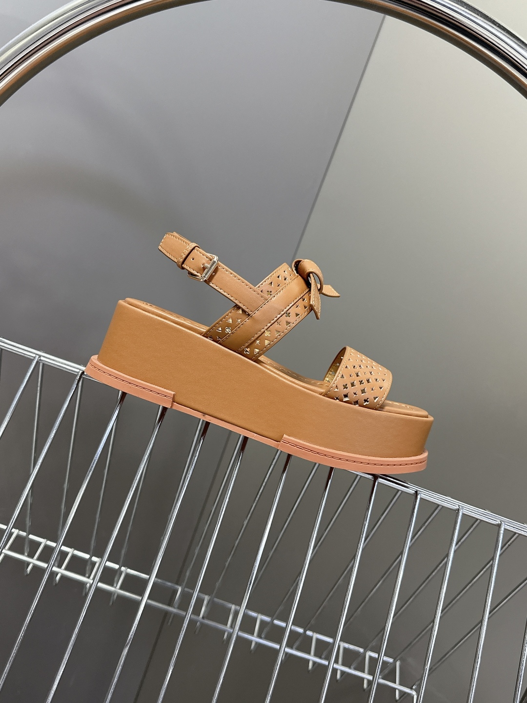  Louis Vuitton 路易威登 MAYA FLATFORM凉鞋✖️村上隆️联名款
    本款 